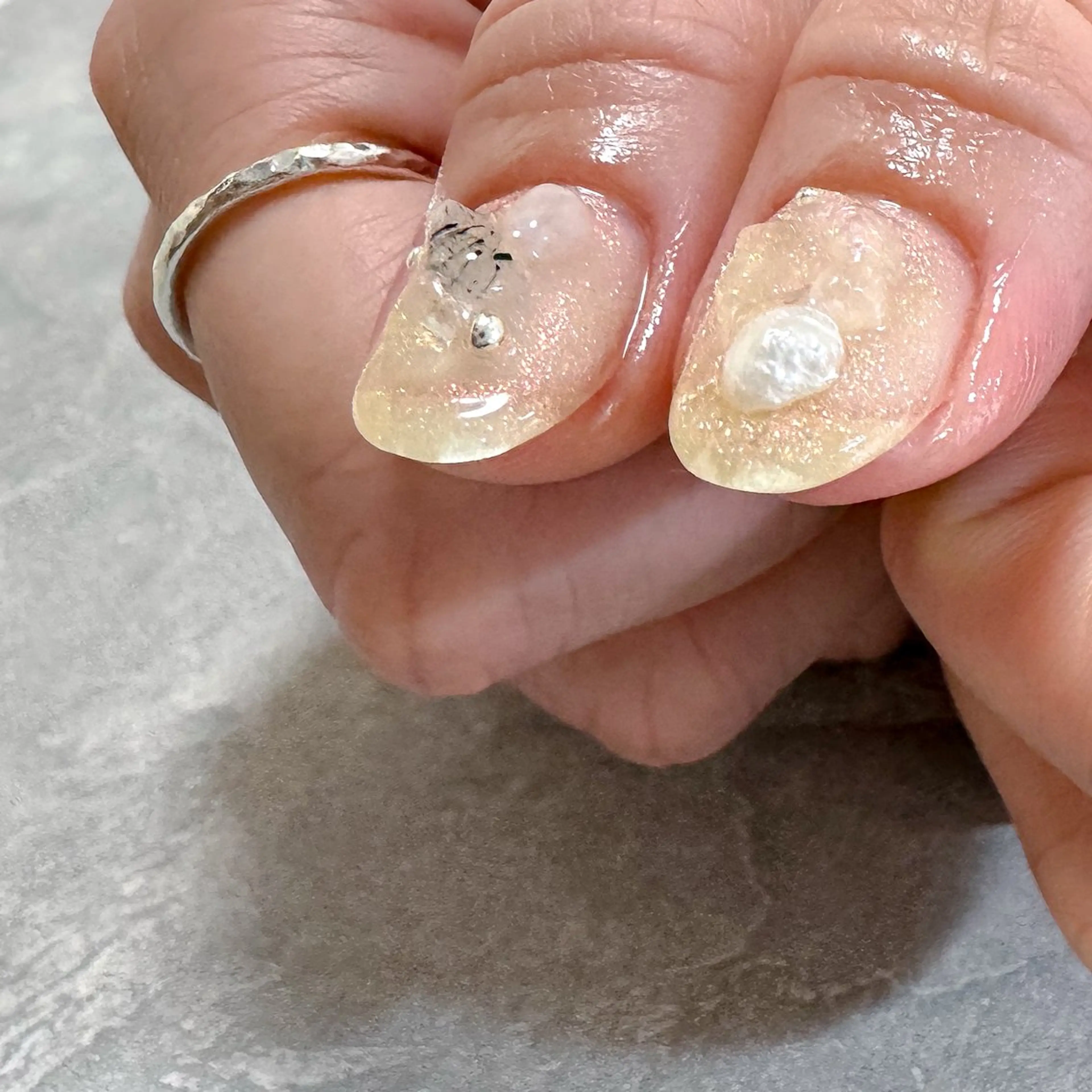 ネイル オーロラネイル 氷ネイル・うるうるネイル キラキラネイル ピンク 夏ネイル ハンドネイル pointillé .ayaのネイルデザイン