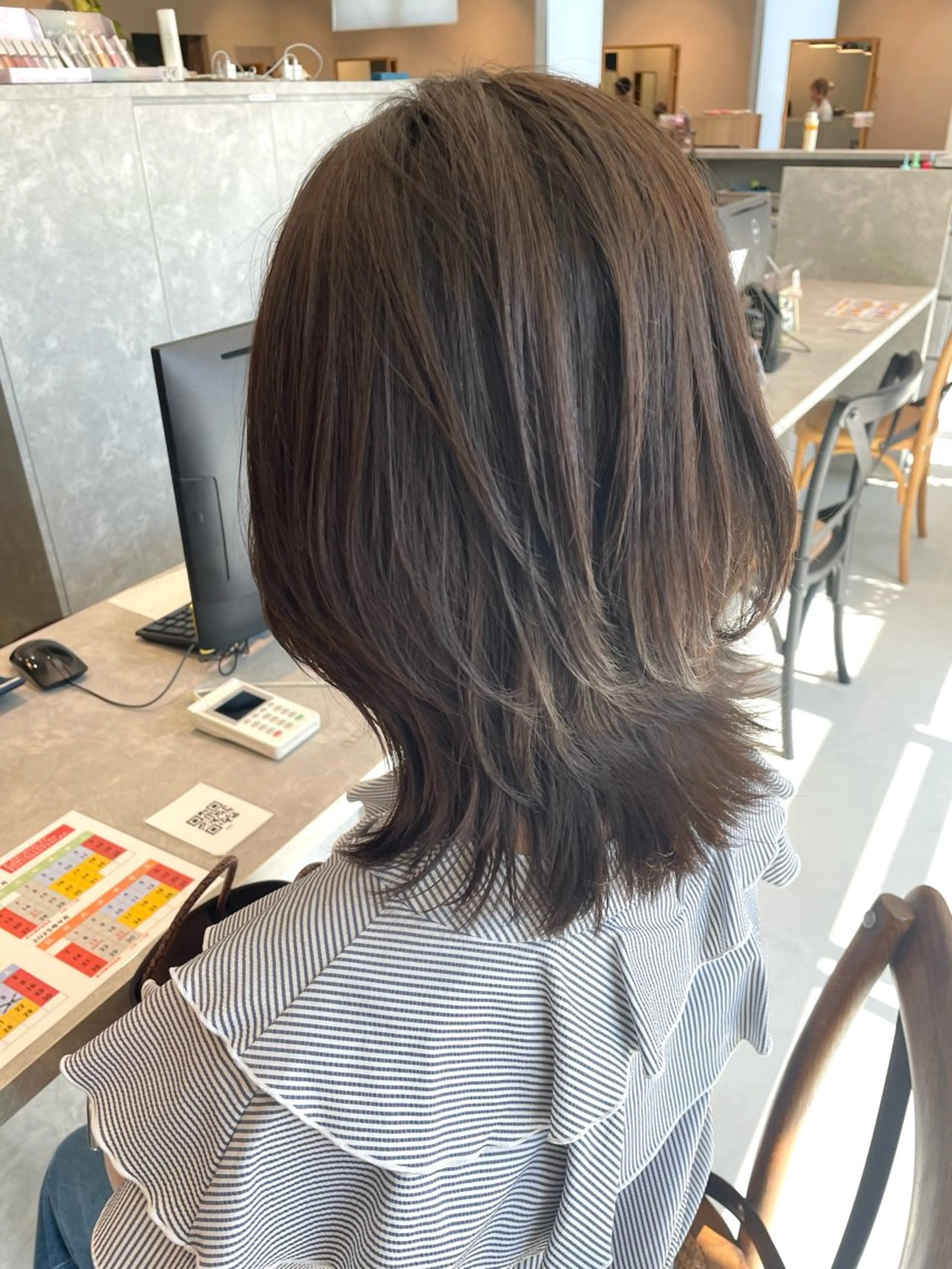 ミディアム カラー アッシュ 透明感カラー くびれヘア くびれレイヤー レイヤーカット ヘッドスパ 大人可愛い🎀ིྀ 🪞柔らかベージュのヘアスタイル