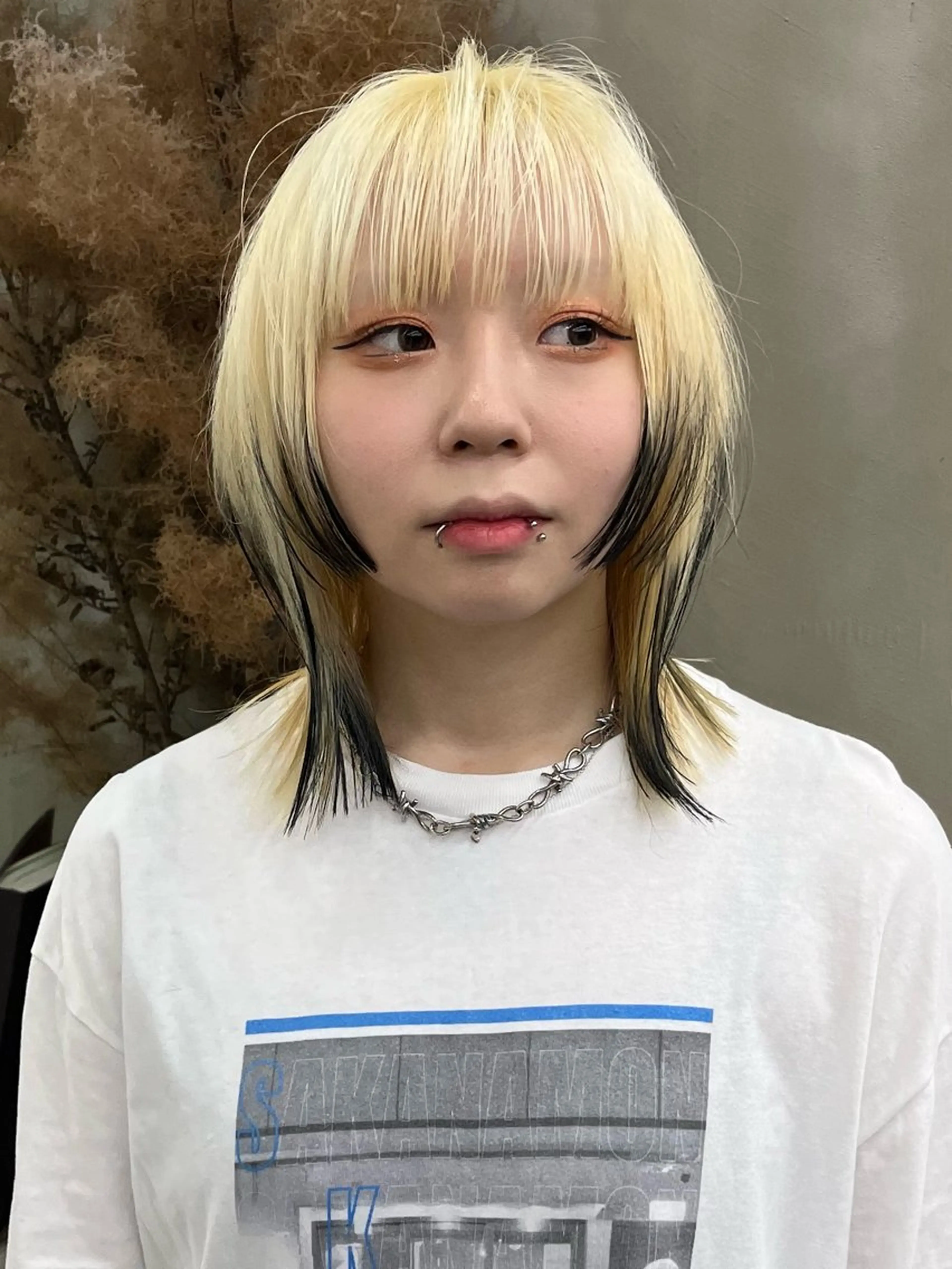 セミロング カラー イツク ⚡️ ルーツ/ハイトーンのヘアスタイル