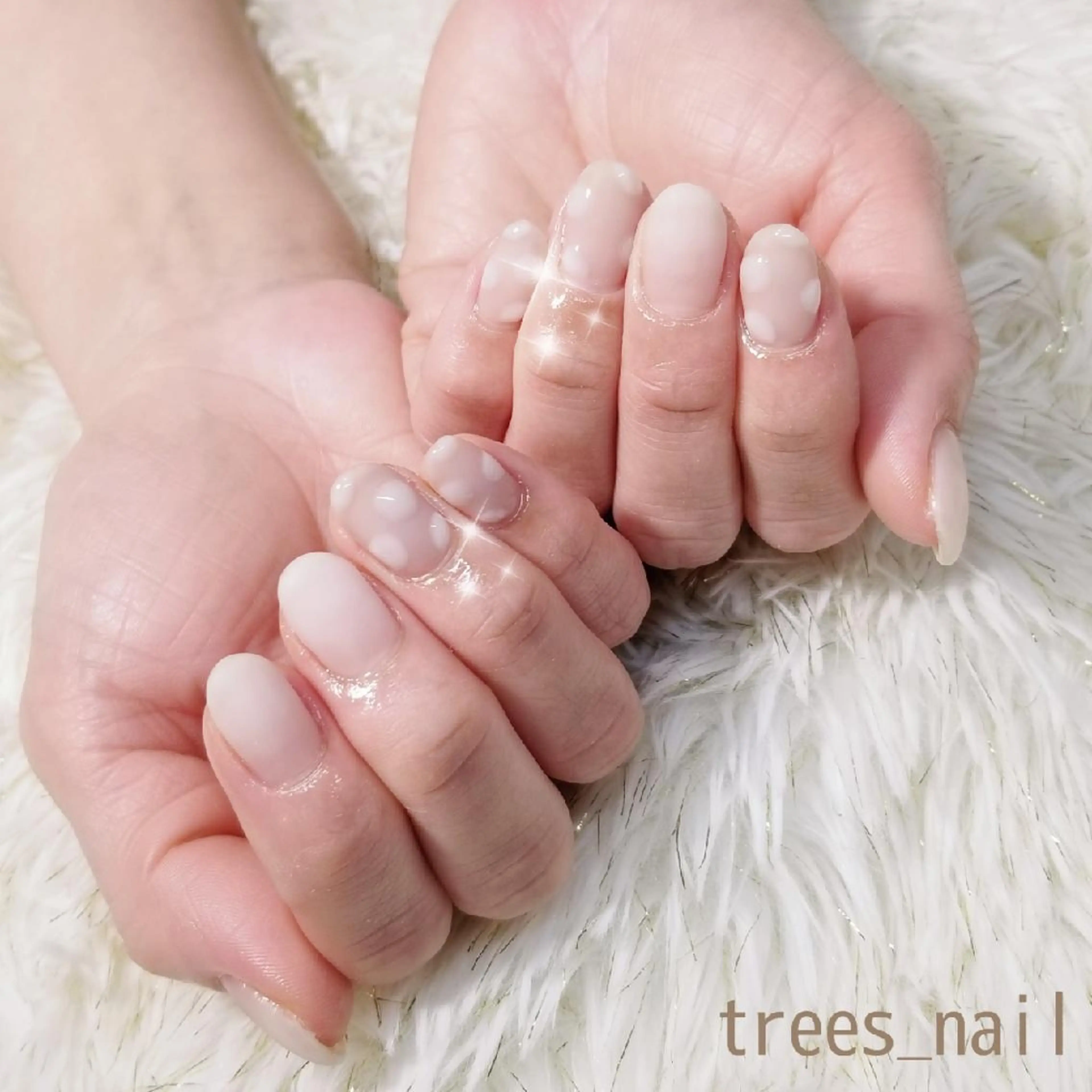 ネイル ドット グラデーション マットネイル ぷっくりネイル ホワイト ハンドネイル フットネイル trees_ nailのネイルデザイン