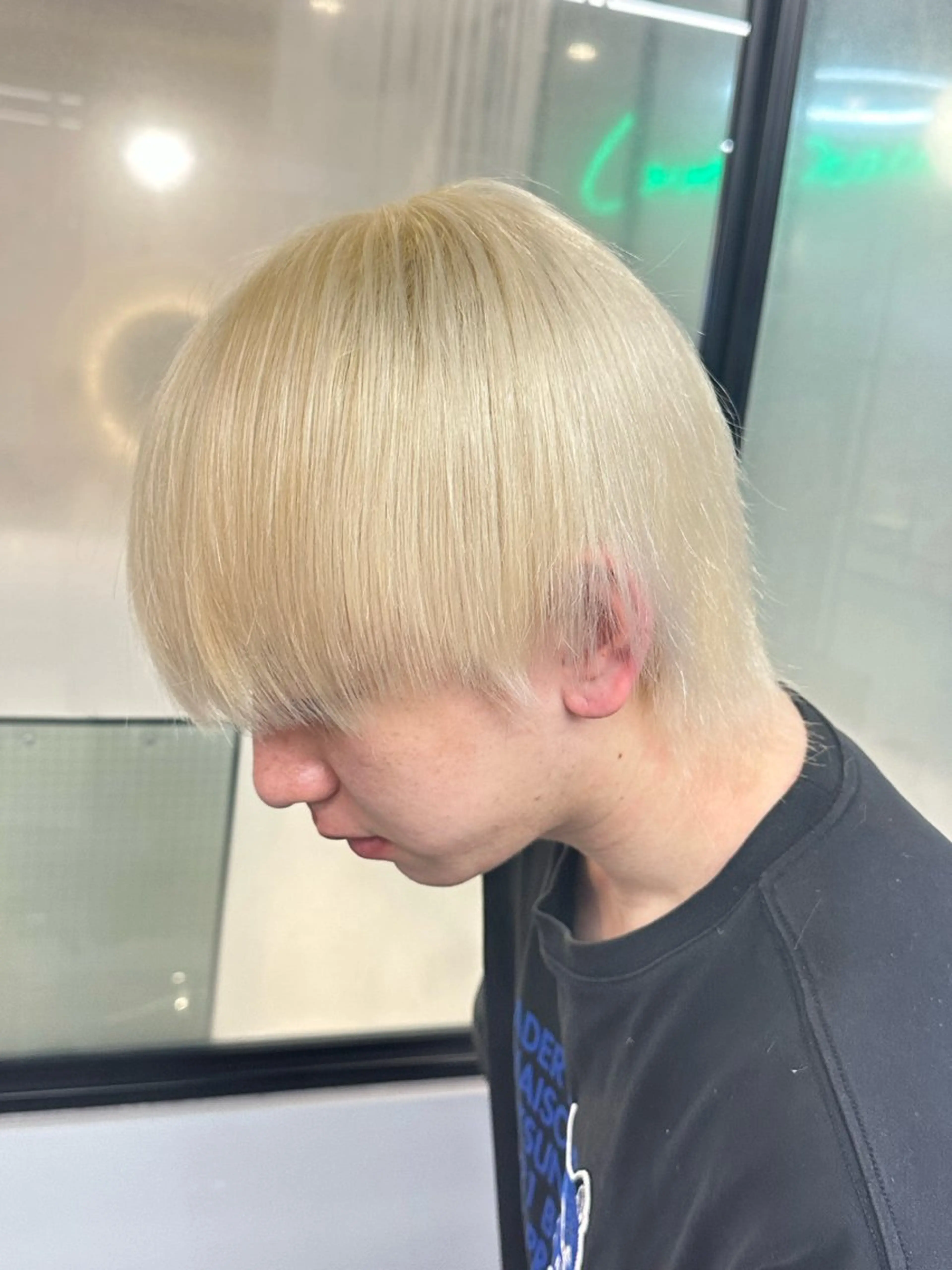 カラー メンズ メンズブリーチ 黒髪 ブリーチ 抜きっぱなしブロンド ブロンド ヘアカラー 尾関 隼多のヘアスタイル