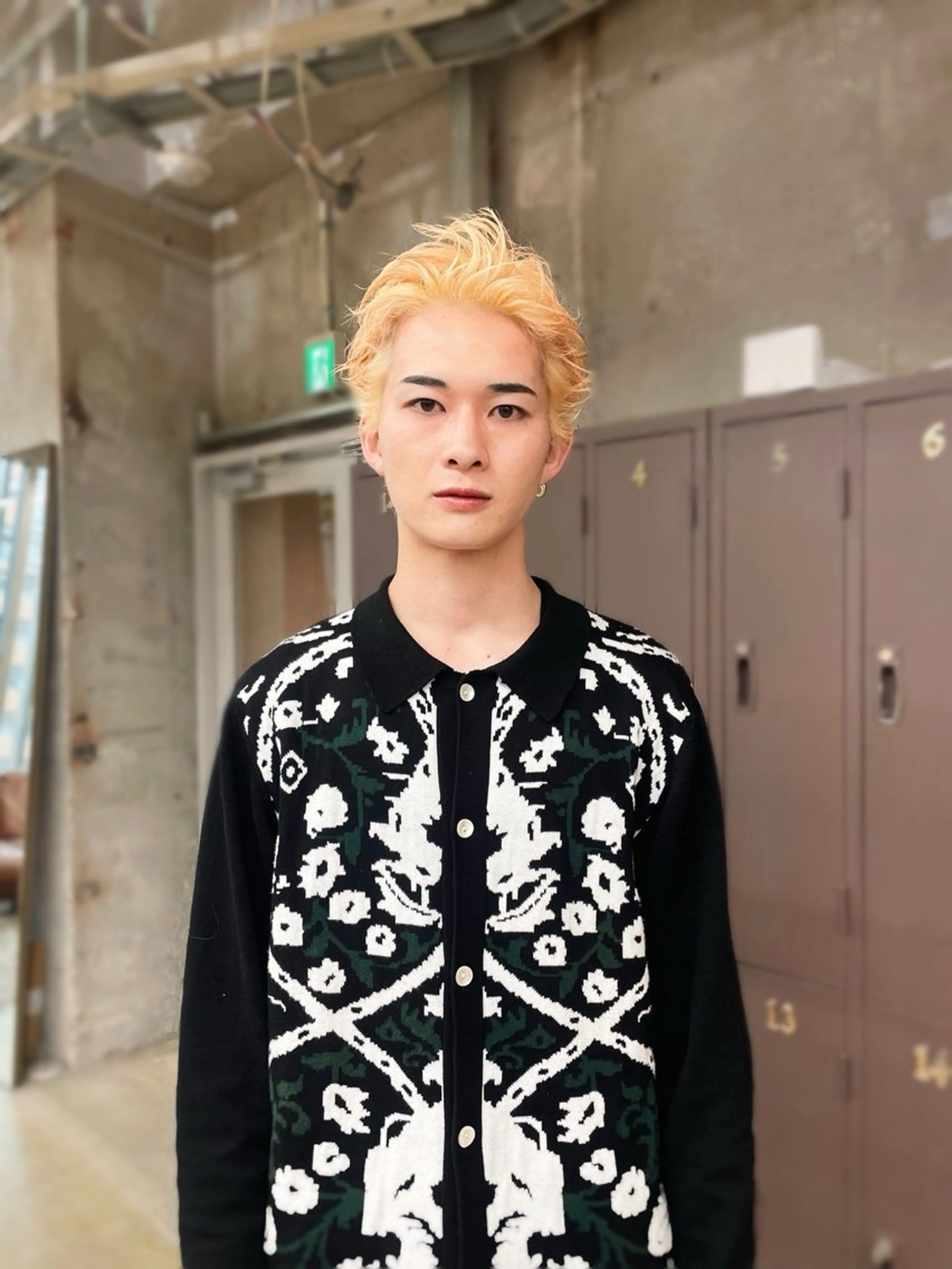 ショート カラー 愛加ブリーチ・ レイヤー・パーマのヘアスタイル