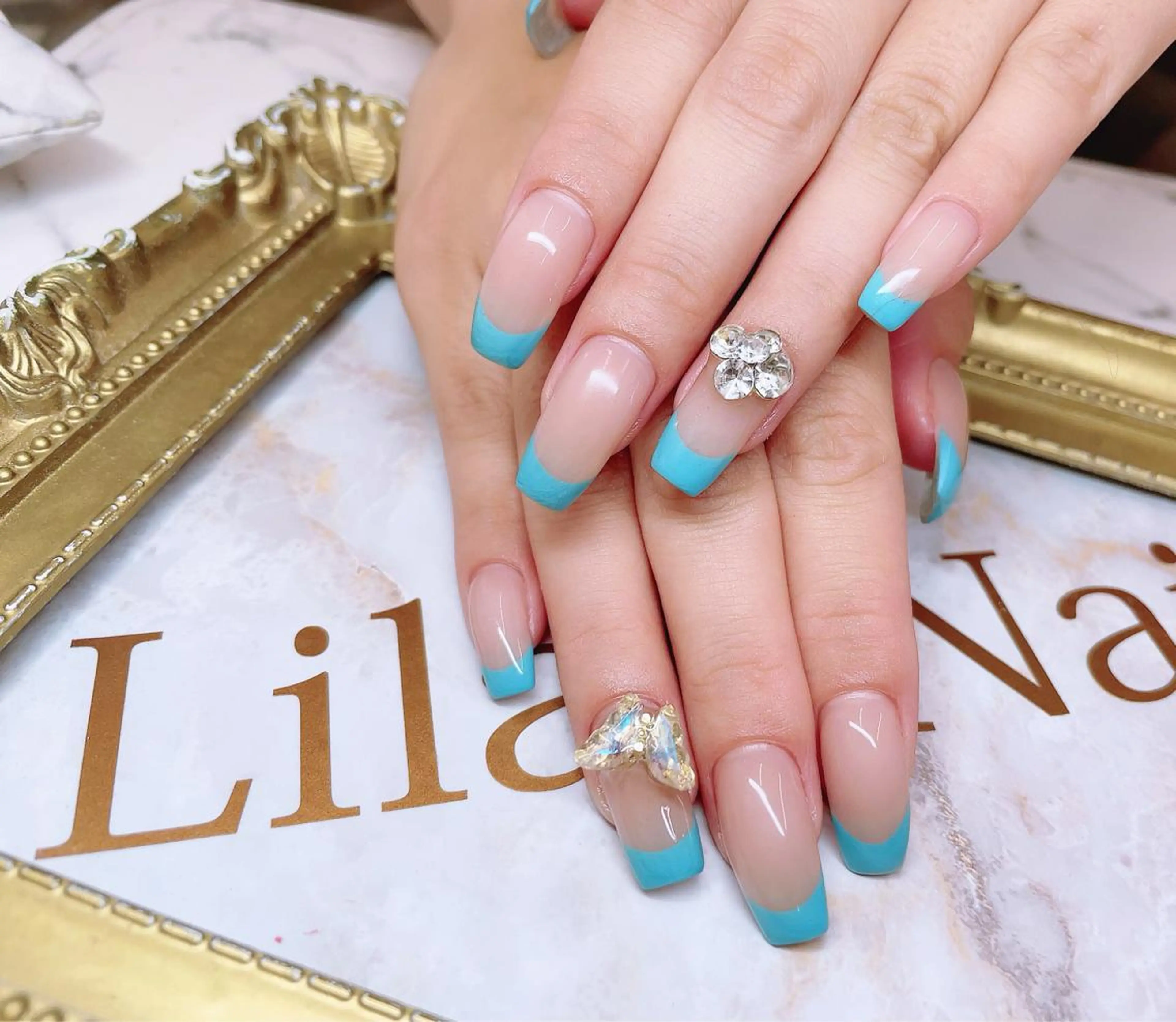 ネイル ブルー フレンチネイル ジェルネイル ハードジェル 水色 Lilas Nailのネイルデザイン