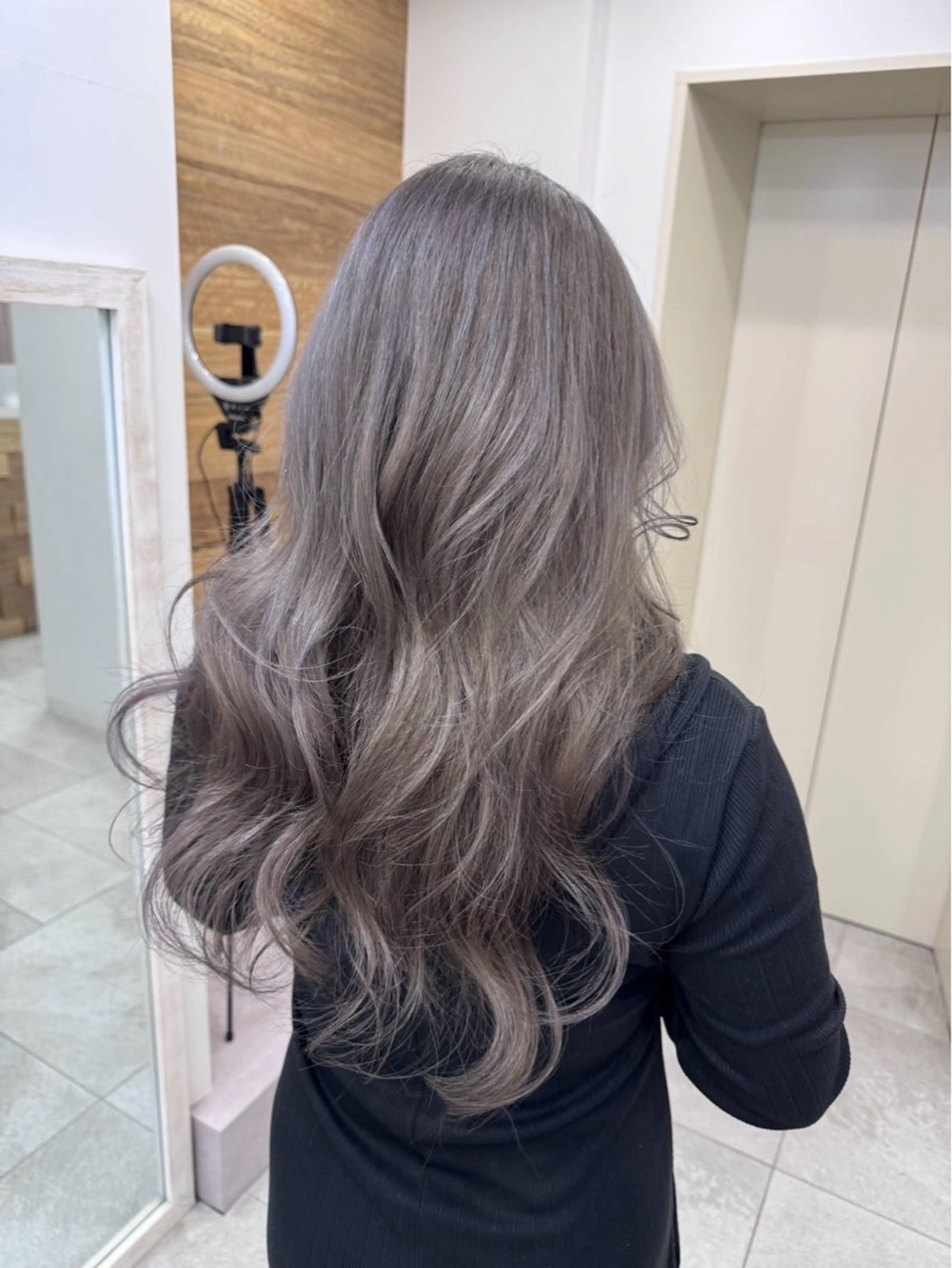 ロング カラー ロングレイヤー 透明感カラー シルバー レイヤーカット ロング takumi/パーマ /バレイヤージュのヘアスタイル