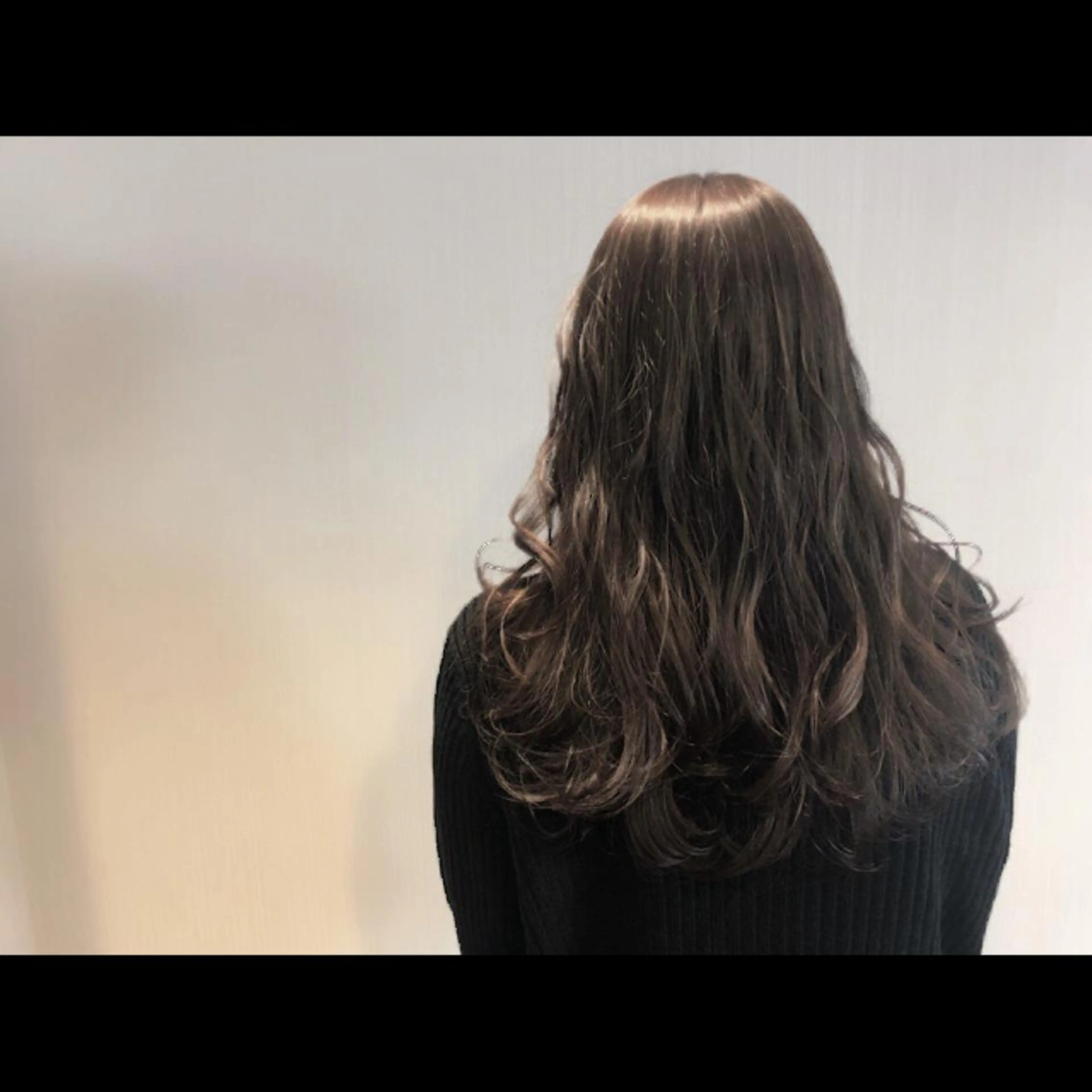 セミロング カラー パーマ ヘアアレンジ アッシュ ダークアッシュ ハイライトカラー オレンジ ハイライト 【mokuオーナー】 ちはるのヘアスタイル