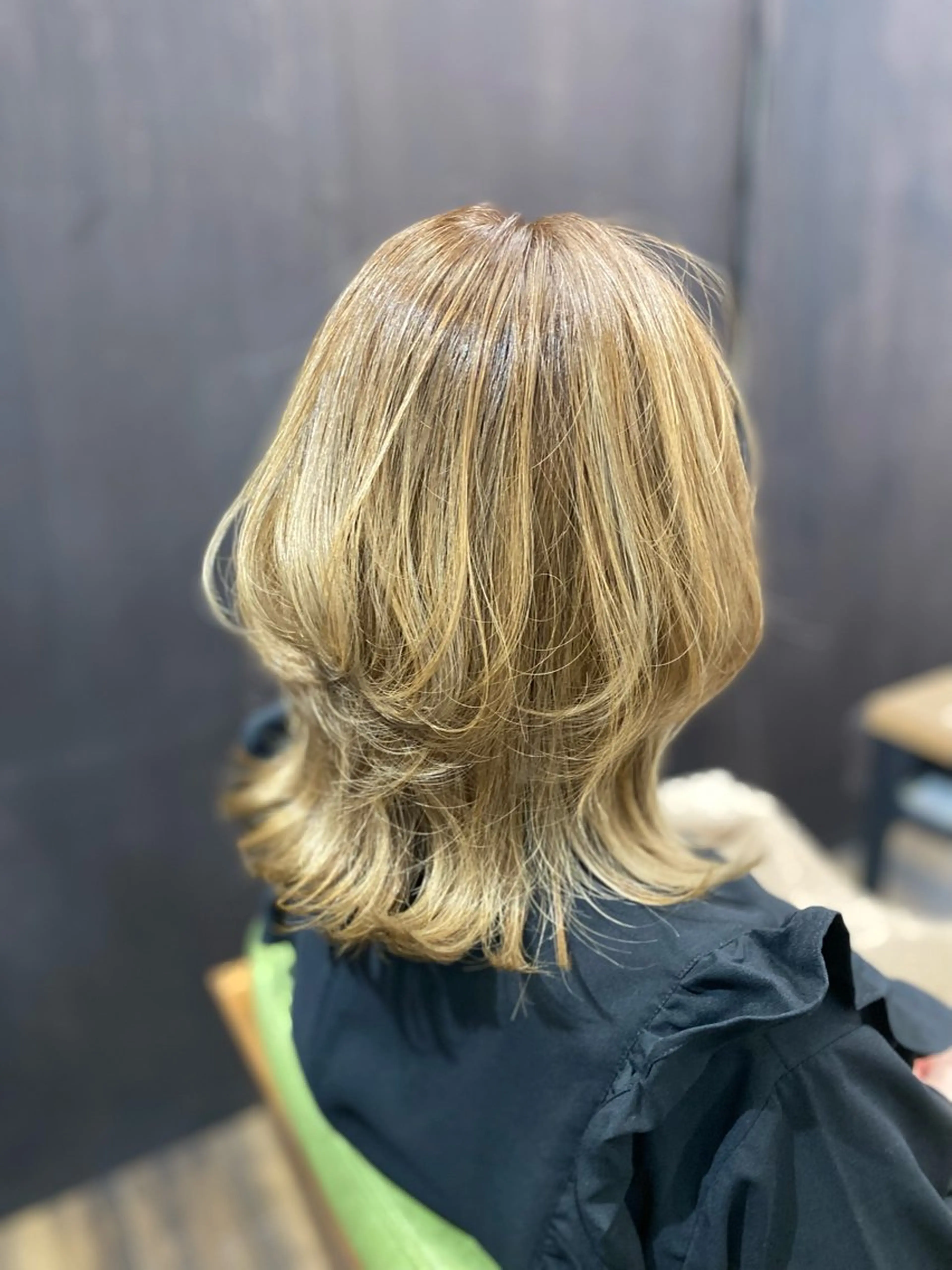 ミディアム カラー ハイトーンカラー くびれヘア くびれレイヤー レイヤーカット ハラ ルイスのヘアスタイル