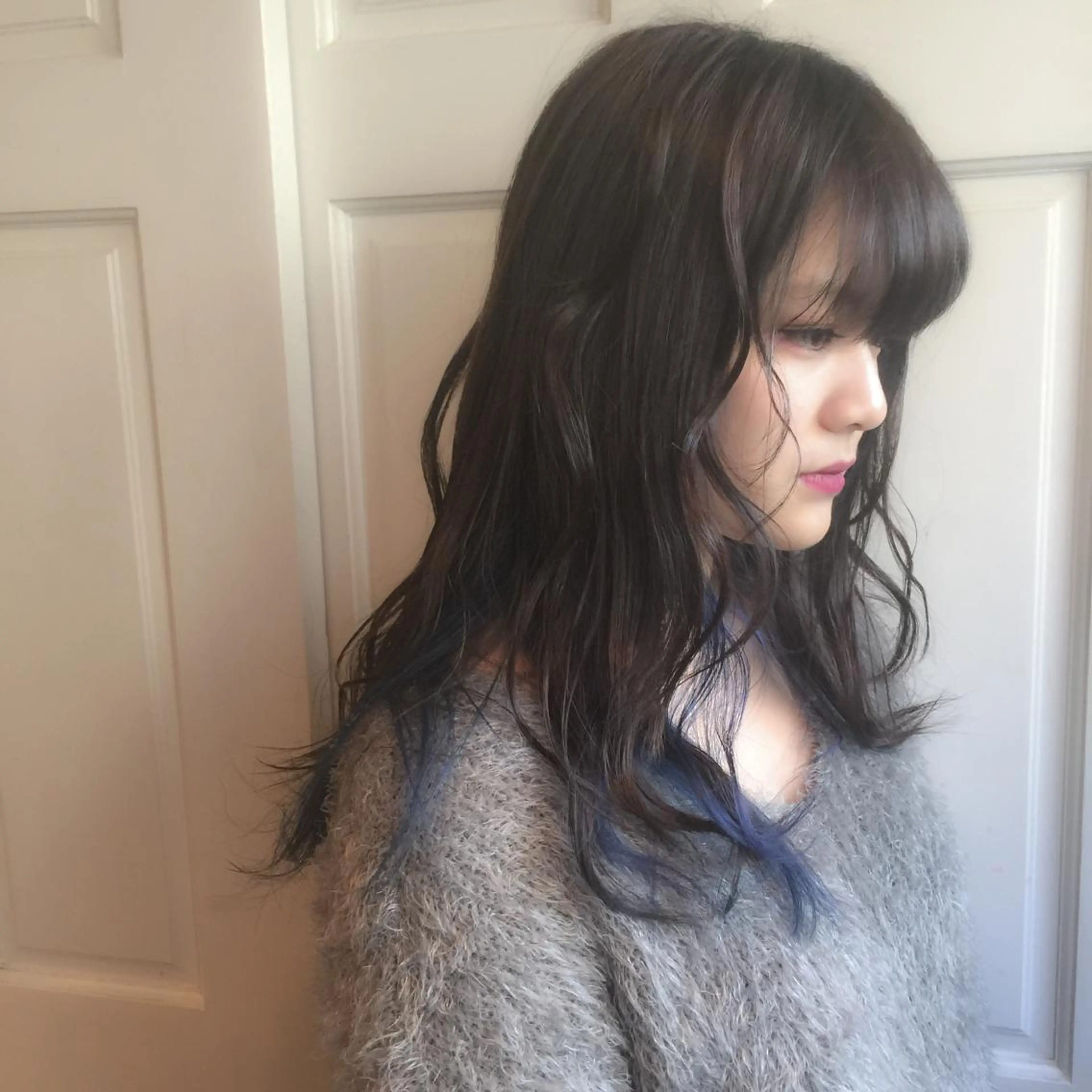 ミディアム カラー アッシュ アッシュグレー ブルーカラー ダークアッシュ インナーカラー ヘアカラー ホワイト&レイヤーカ ットエクステ長畠俊輔のヘアスタイル