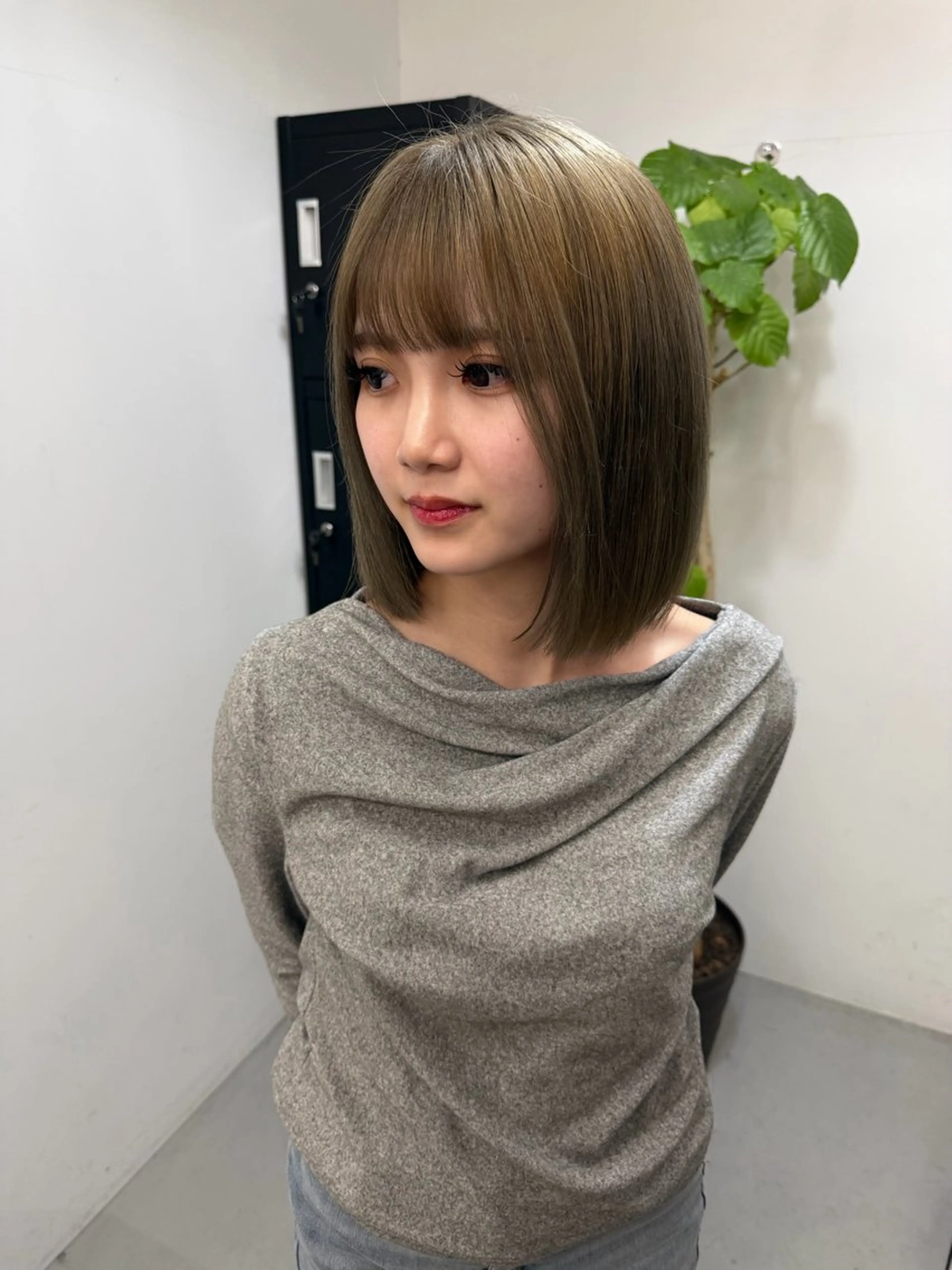 ミディアム カラー グレージュ オリーブグレージュ オリーブグレー ヘアカラー ゆうと/ブリーチモデ ル/ストレートモデルのヘアスタイル
