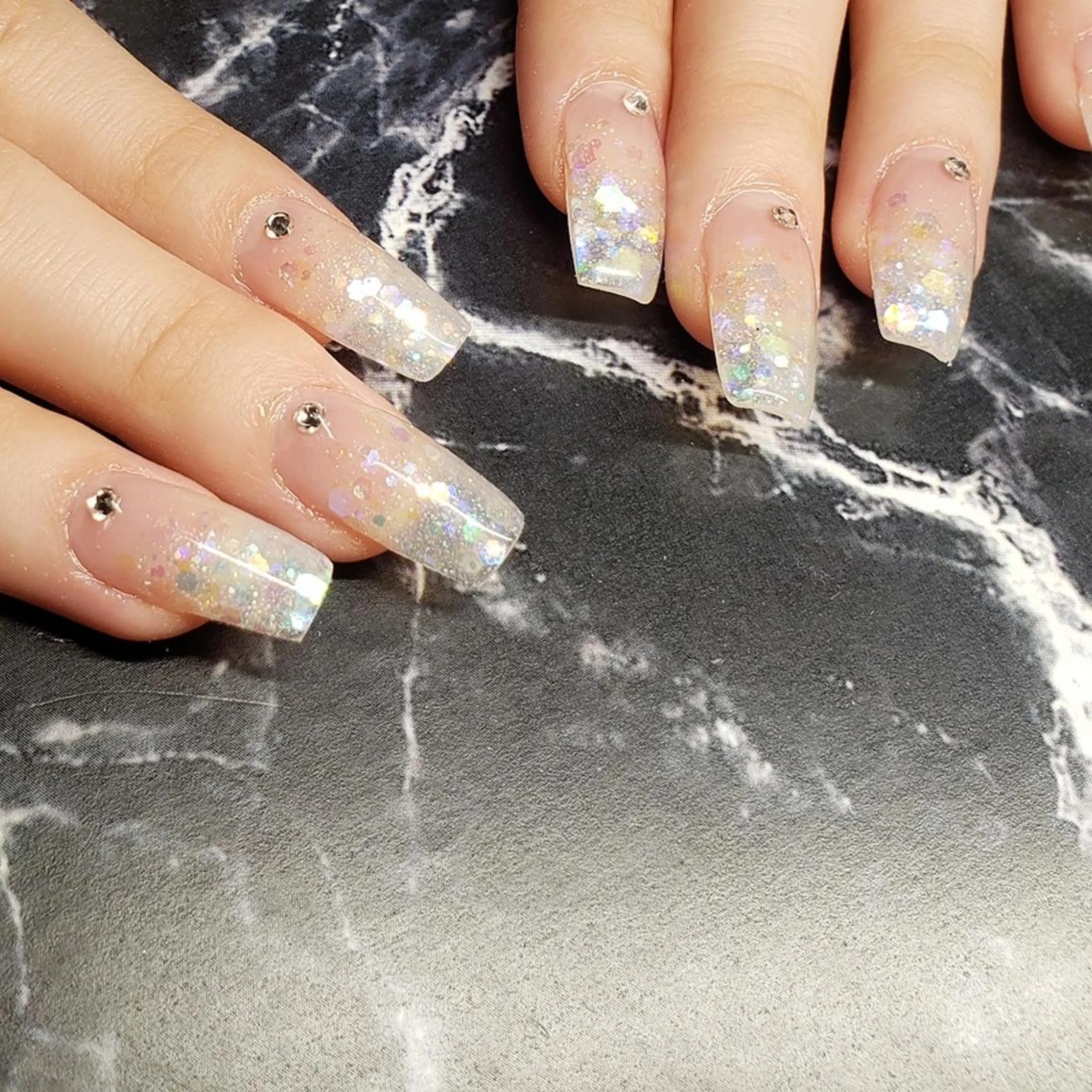 ミディアム ネイル ストーンネイル ハンドネイル クロキ 。のネイルデザイン