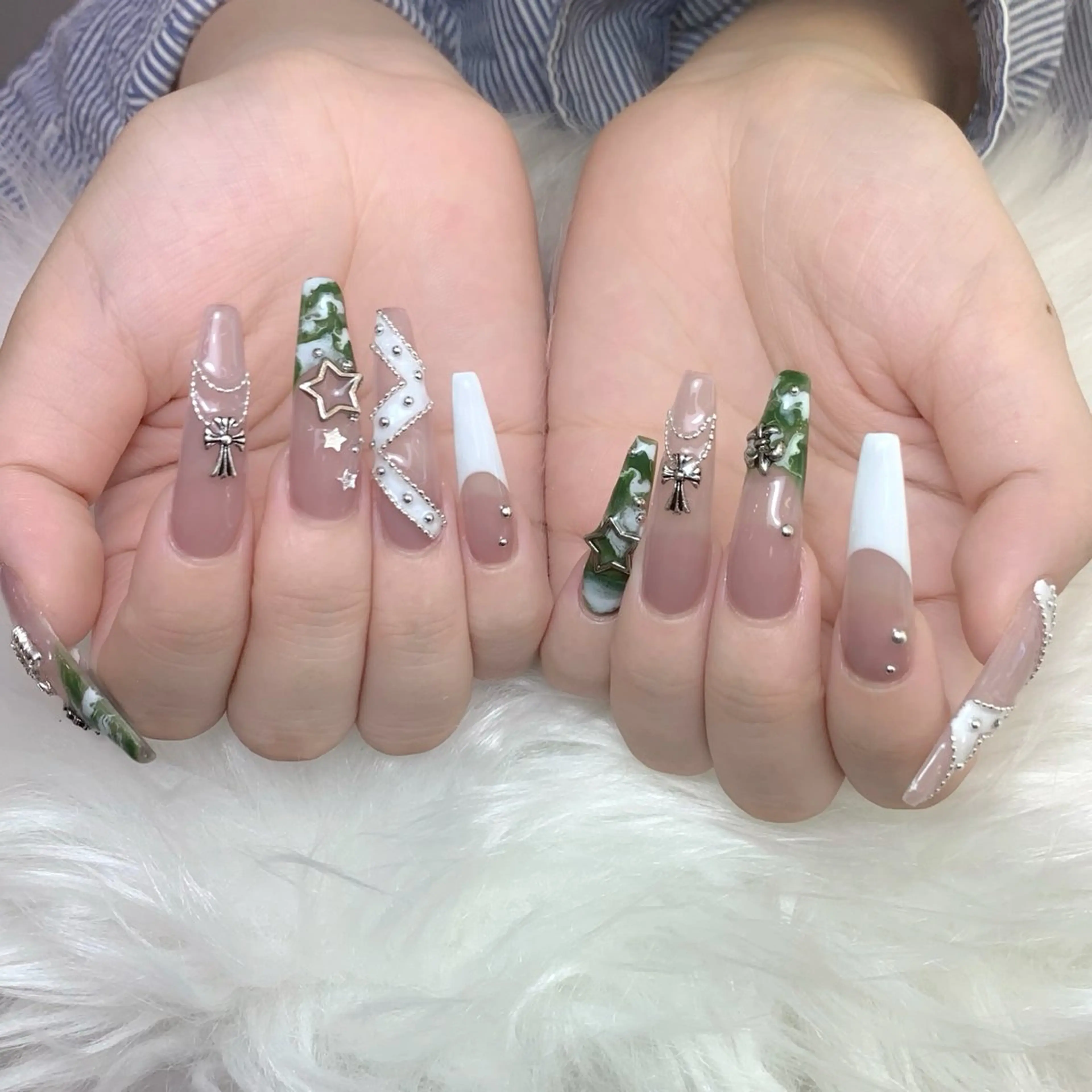 ネイル グリーン ホワイト ヒユ ビューティーのネイルデザイン