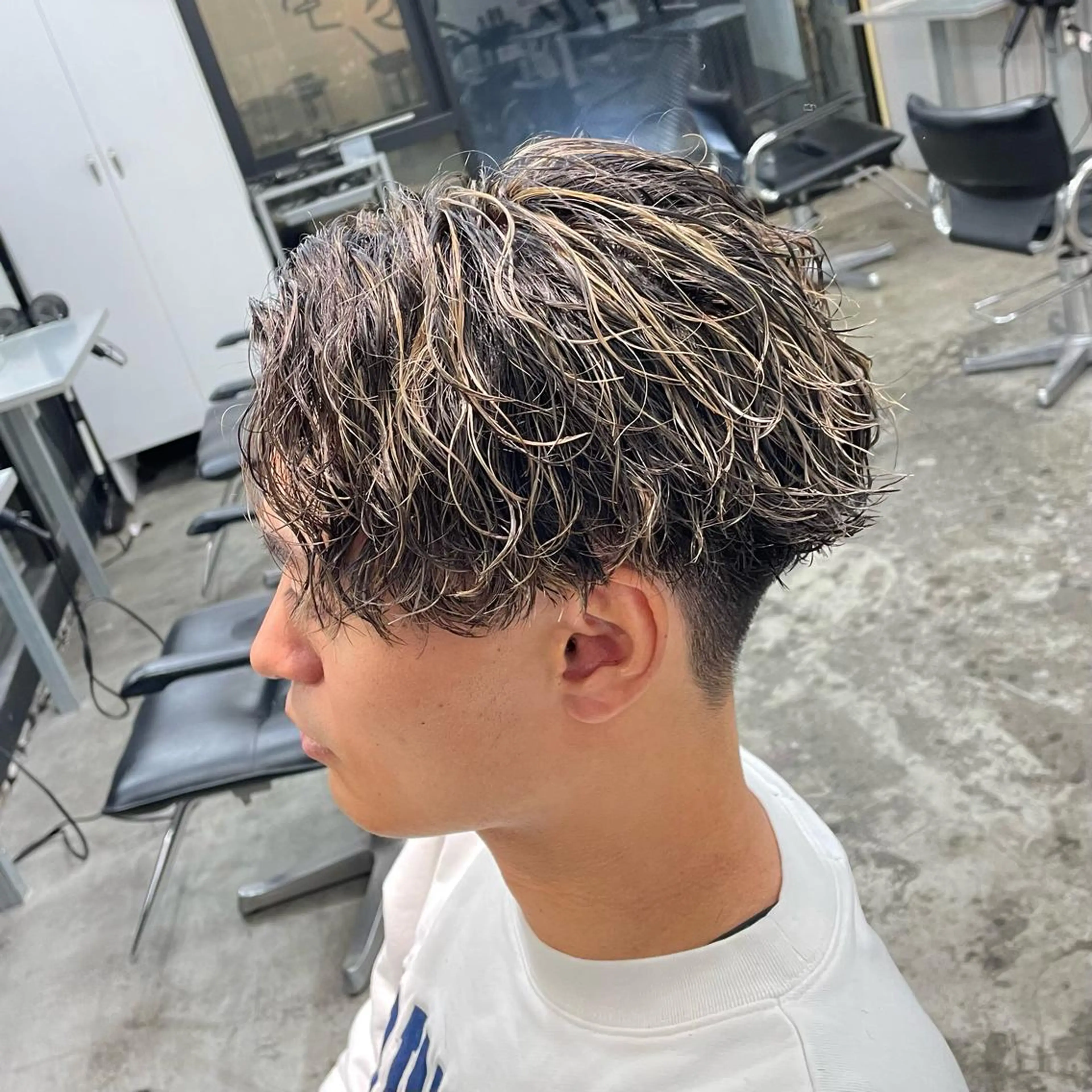 ショート カラー パーマ メンズ センターパート メンズハイライト ハイライトカラー ハイライト カット ヘアカラー パーマ メンズ特化美容師/ 藤戸 椋のヘアスタイル