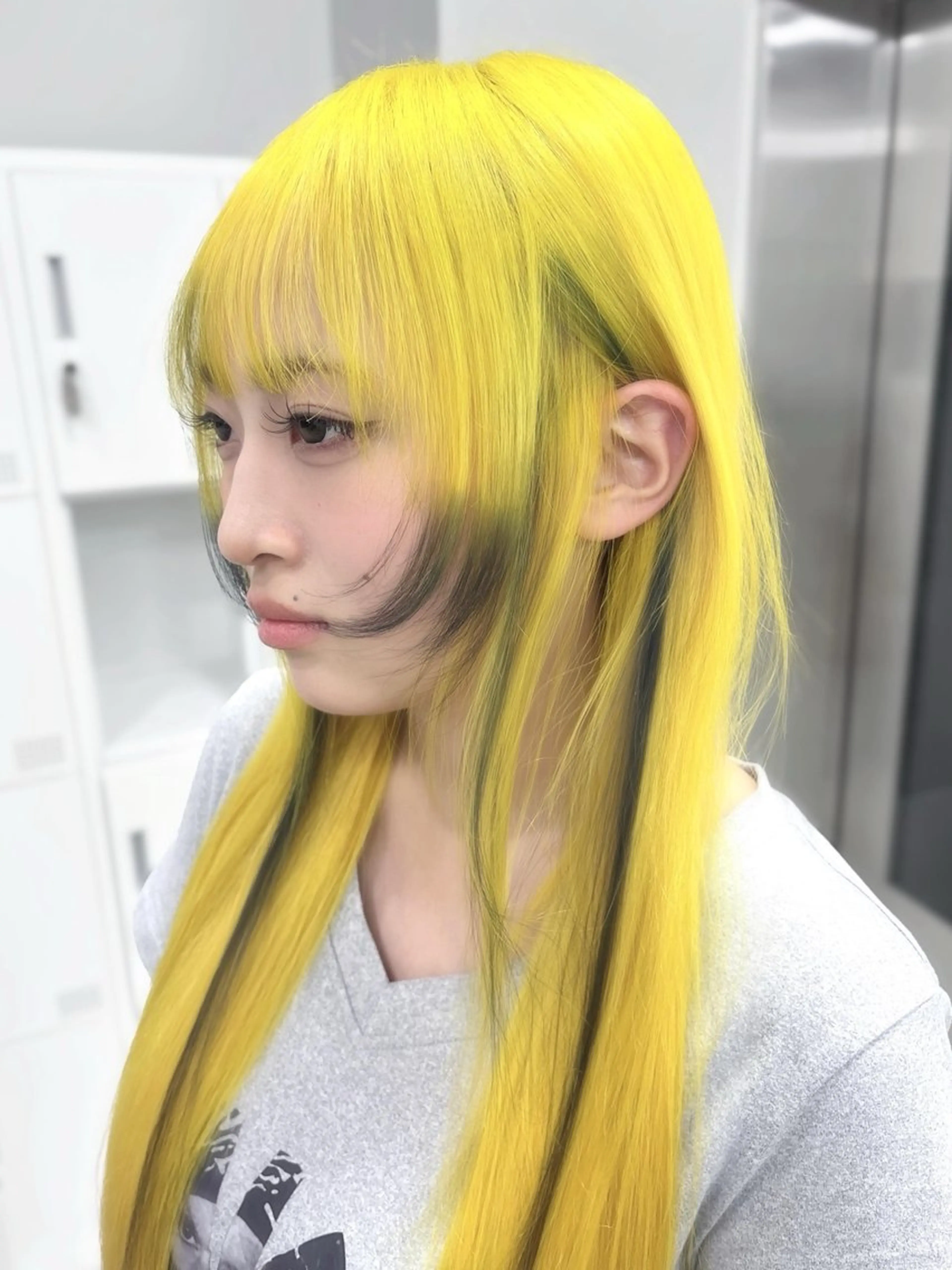カラー 透明感カラー デザインカラー ハイトーンカラー インナーカラー ネイビーカラー ヘアカラー 艶カラー💞 amiのヘアスタイル