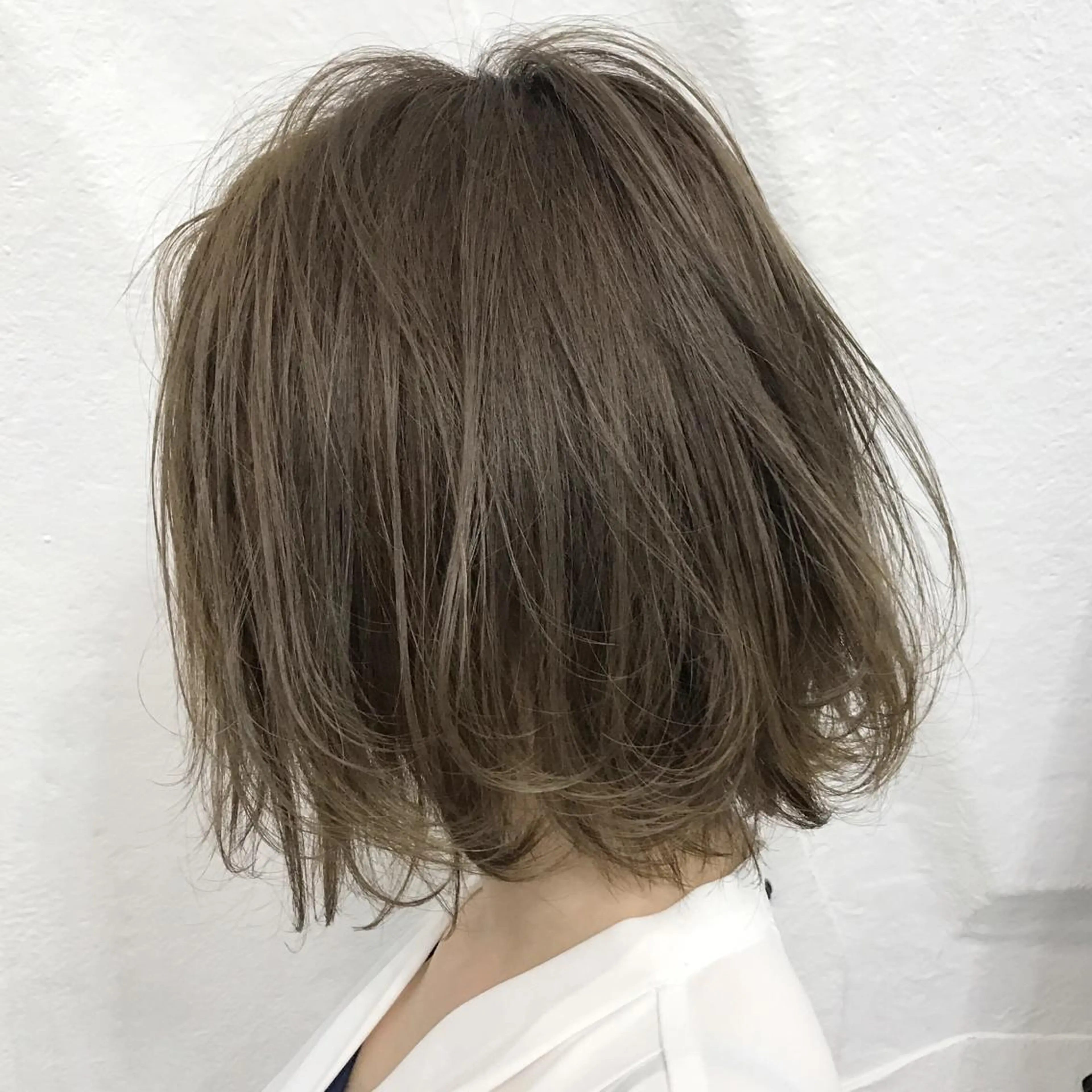 ミディアム カラー アッシュ ベージュカラー ブリーチ ハイライトカラー ハイライト K-POP好き美容師 🇰🇷Kai.Yのヘアスタイル