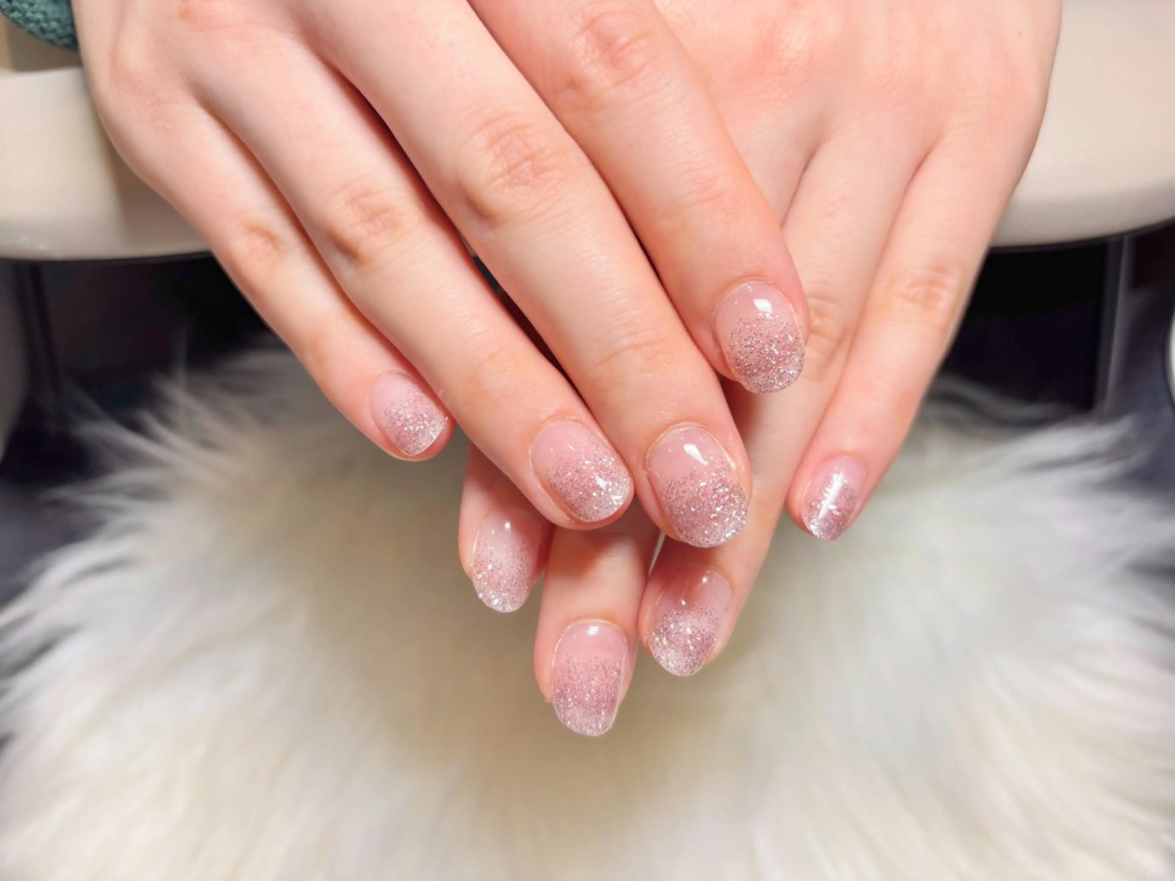 ネイル グラデーション ラメ(グリッター) ラメグラデーション シンプルネイル ハンドネイル Hübsch所属・Sakura Hのネイルデザイン