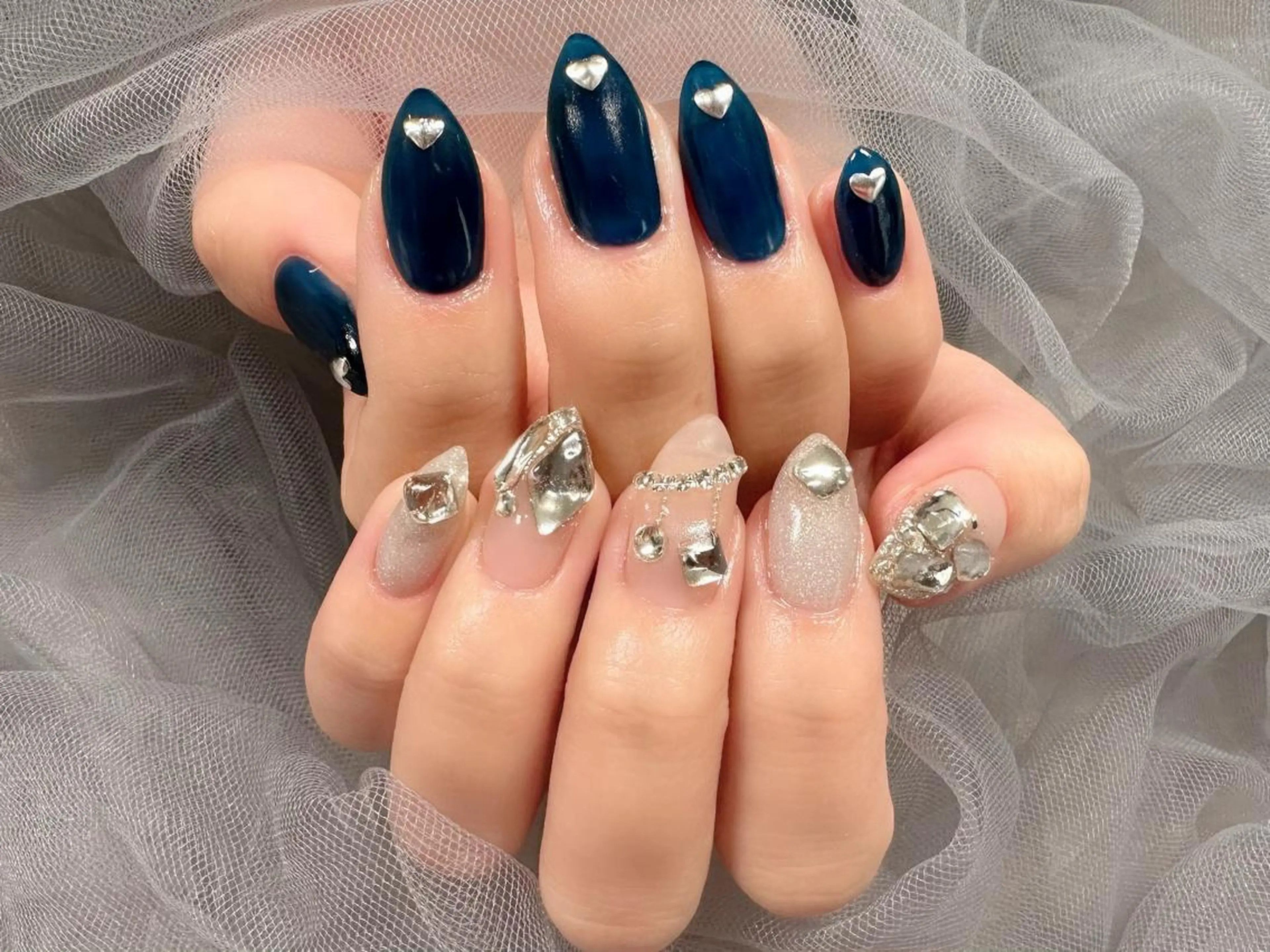 ネイル ハート キラキラネイル ネイビー ハンドネイル Nail Salon KURELLYのネイルデザイン