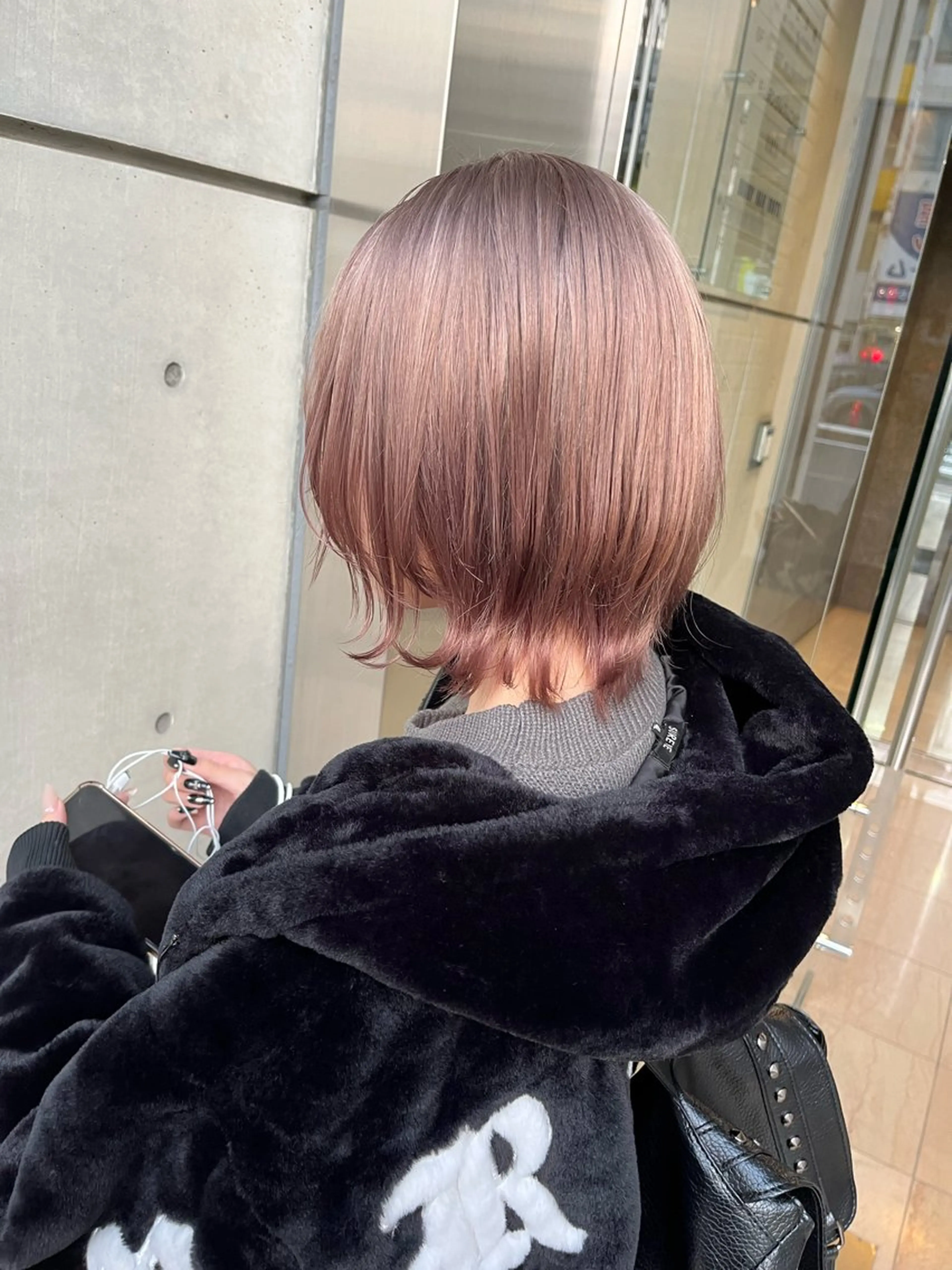 ミディアム カラー ベージュカラー ハイトーンカラー ピンクカラー ピンクベージュ ウルフカット 透明感カラー人気 ナンバーワンMIYUのヘアスタイル