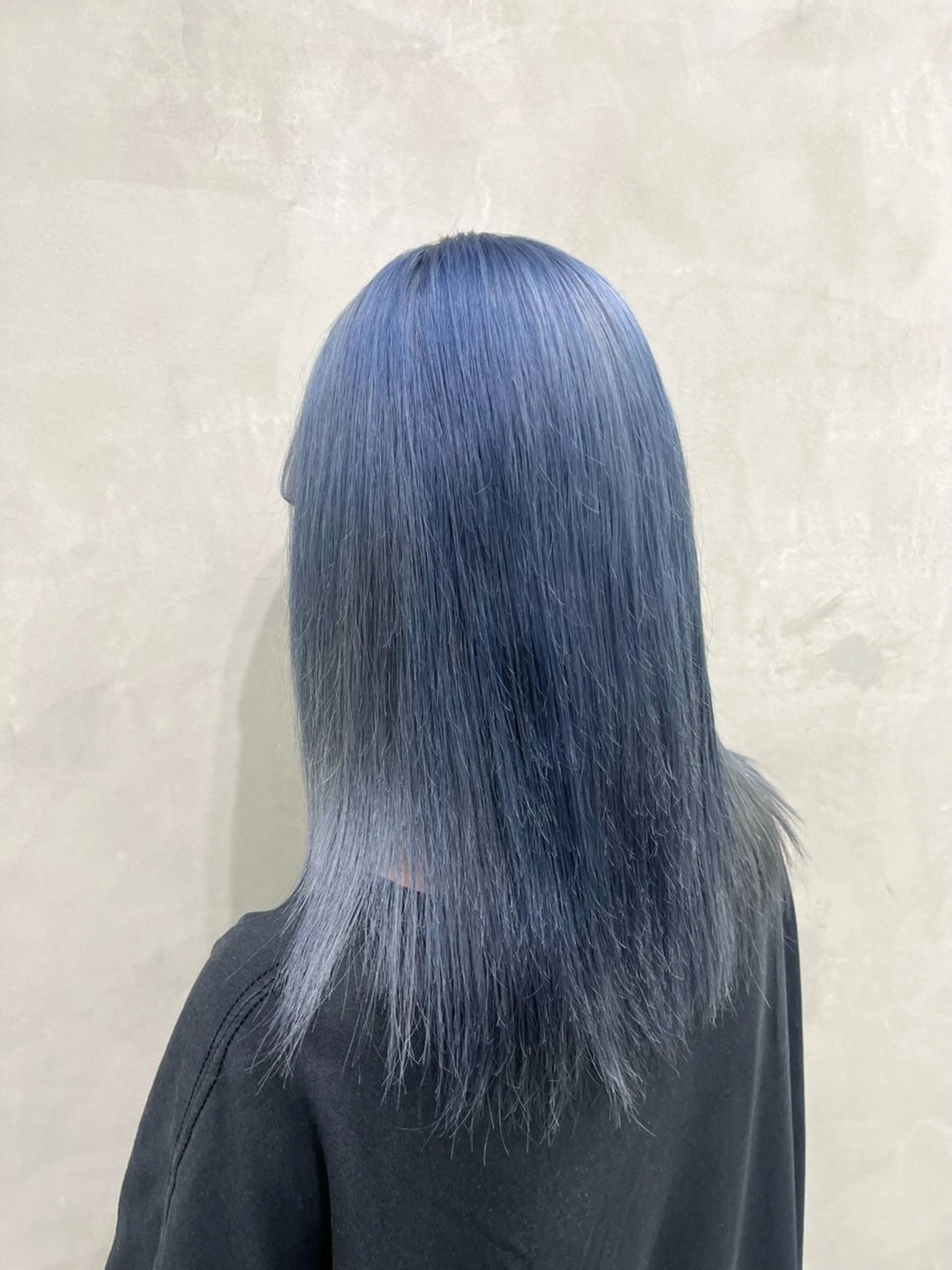 カラー ブリーチ ブルーカラー シルバー 中村 彩夏のヘアスタイル