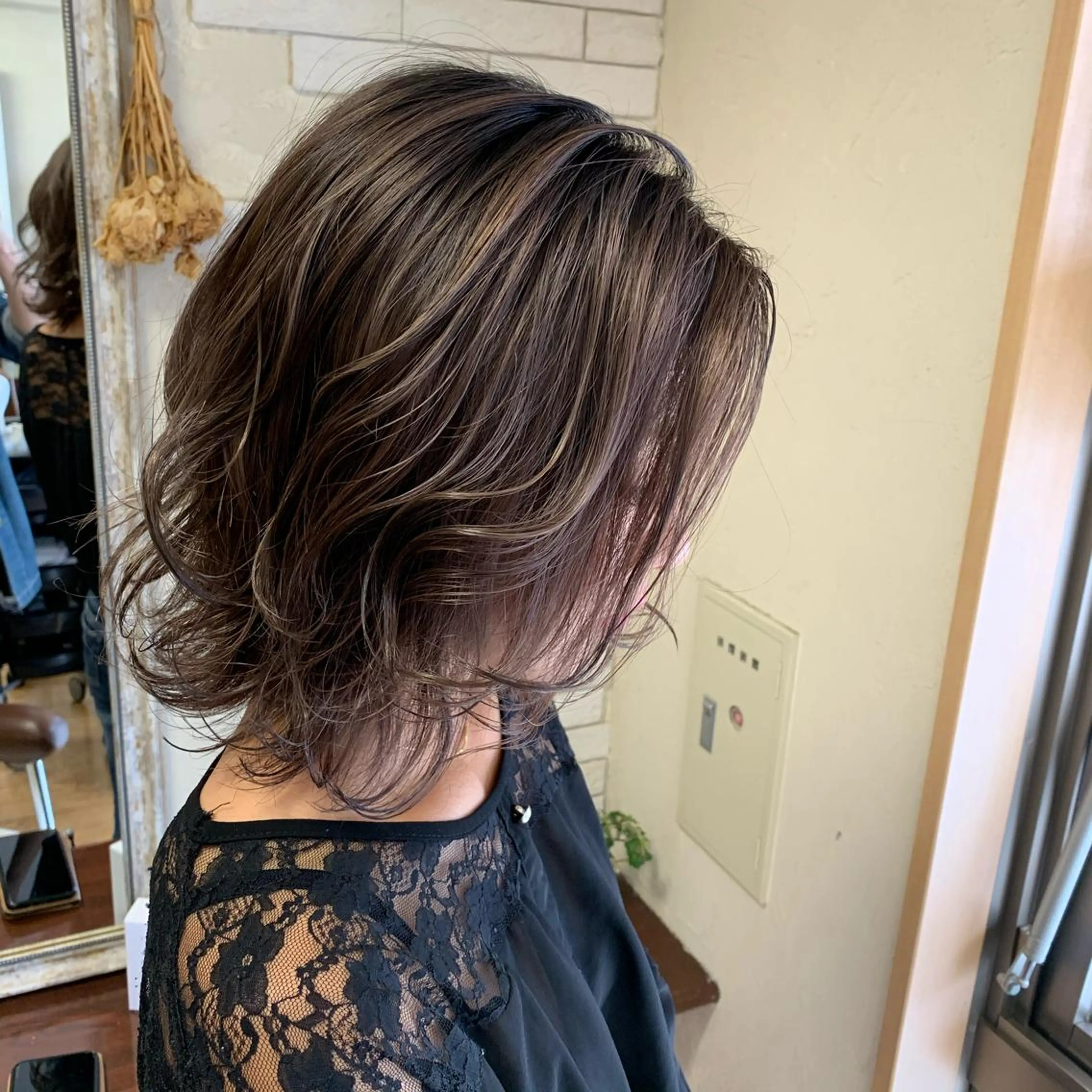 ミディアム カラー グレージュ ハイトーンカラー カット ヘアカラー トリートメント ショート/似合わせ レイヤー/福岡聖容のヘアスタイル