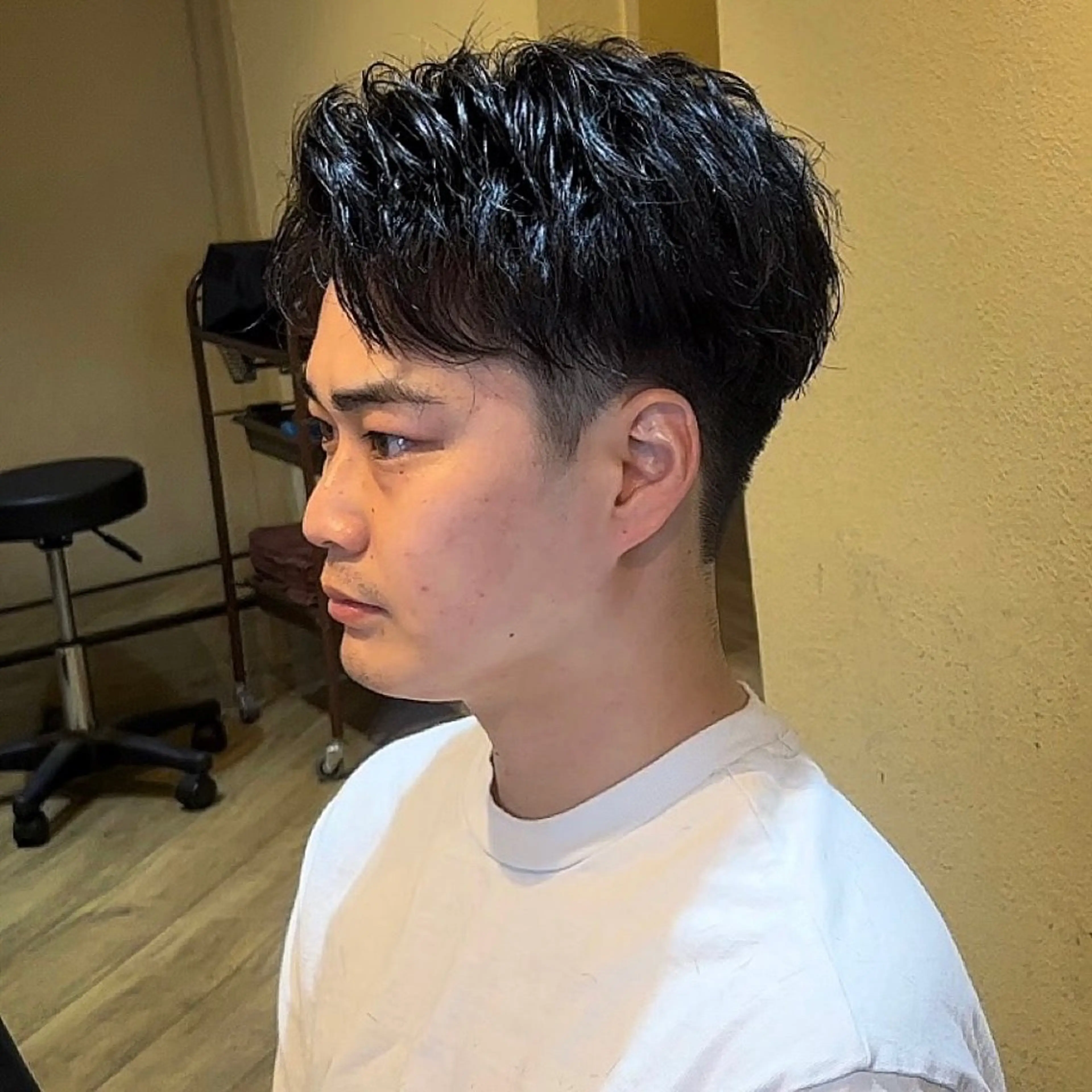 ショート パーマ メンズ アップバング メンズパーマ メンズツイストパーマ 刈り上げ ショートヘア カット パーマ masahiro 波巻きシャドウパーマのヘアスタイル