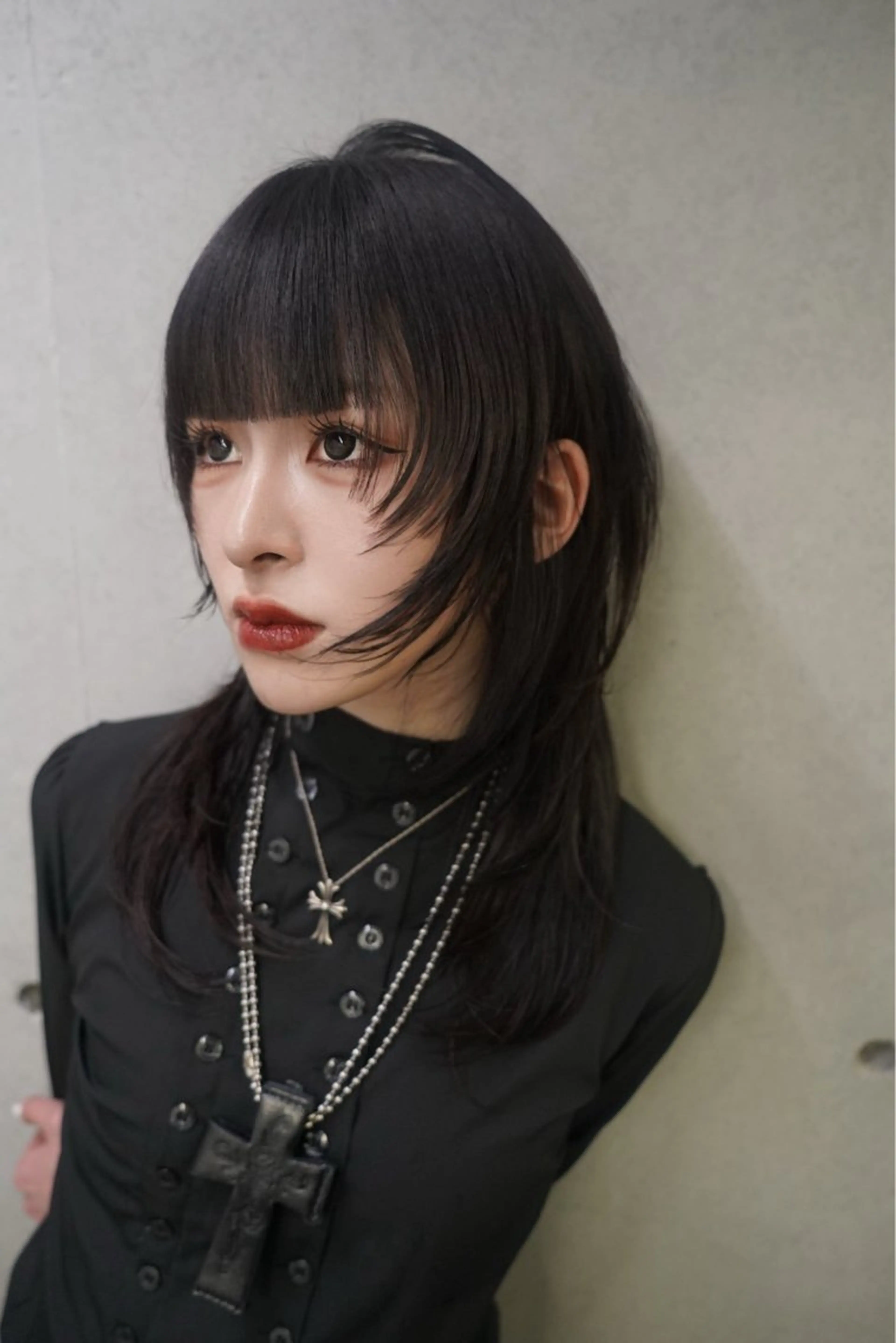 ミディアム カット がわ/ハイレイヤー /ハイトーンカラーのヘアスタイル