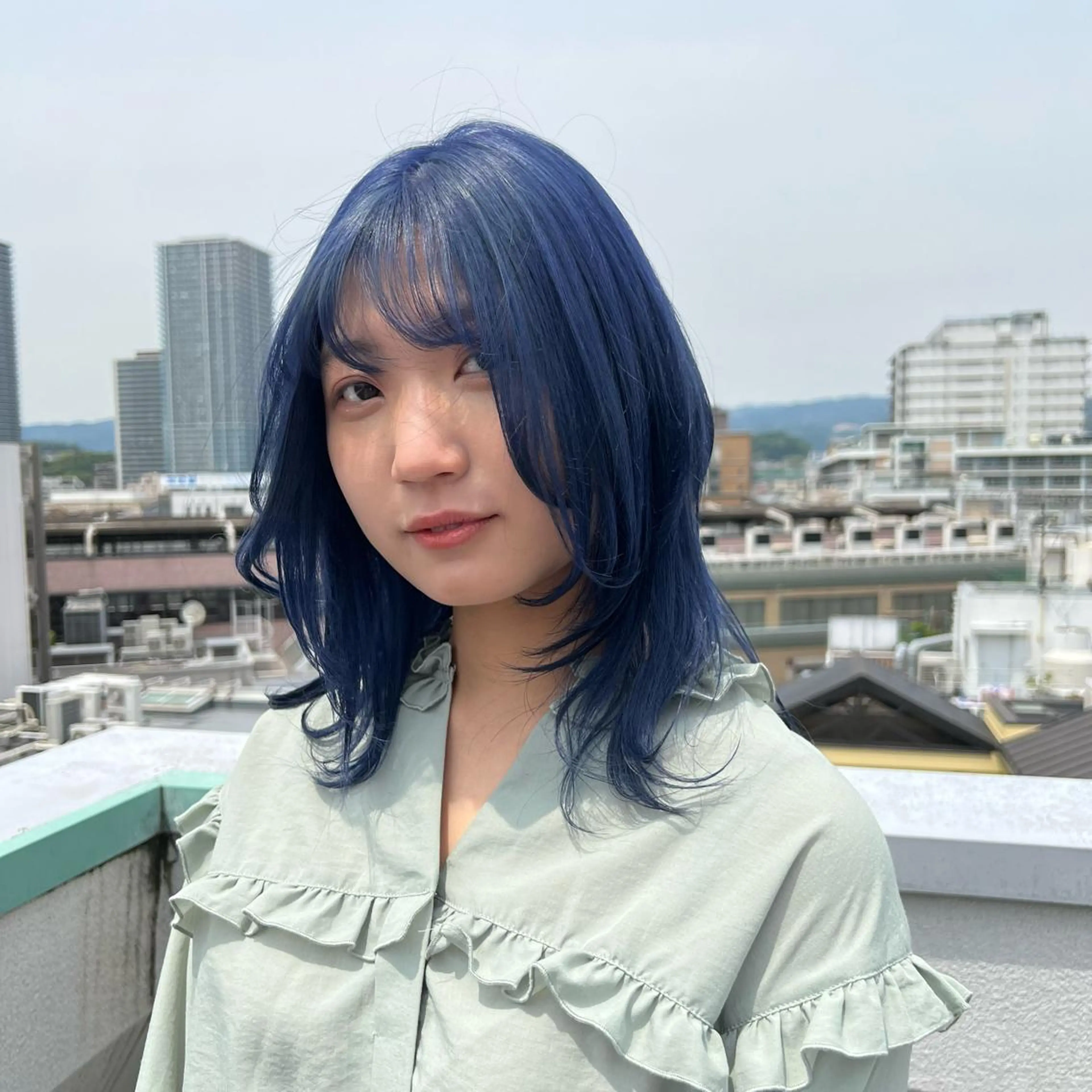 セミロング カラー ヘアアレンジ ブルーカラー TIDEHAIR SHIHOのヘアスタイル