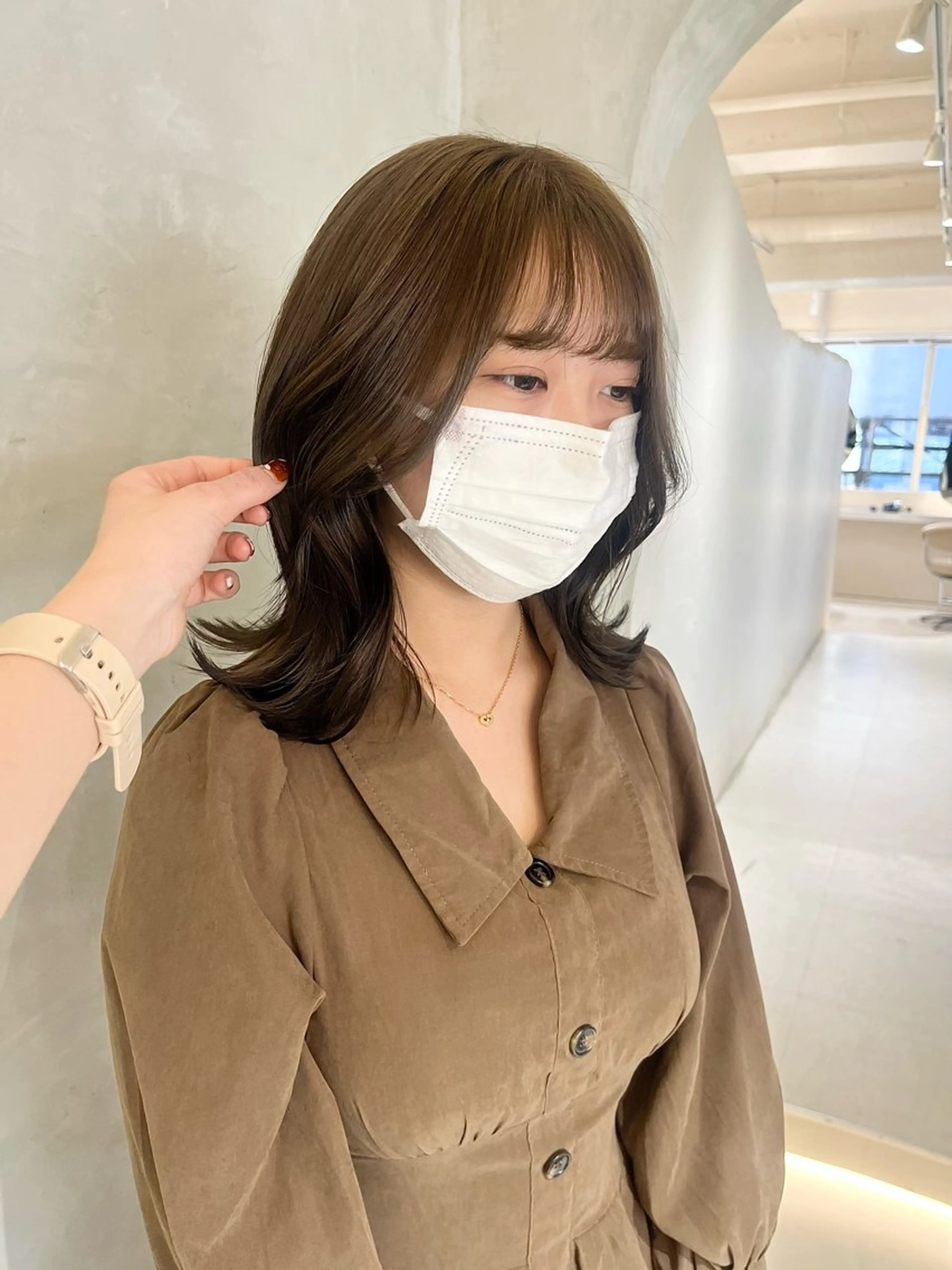 ミディアム カラー ベージュカラー ブリーチ ブリーチなしカラー 切りっぱなしボブ/ 艶カラー/綾莉のヘアスタイル