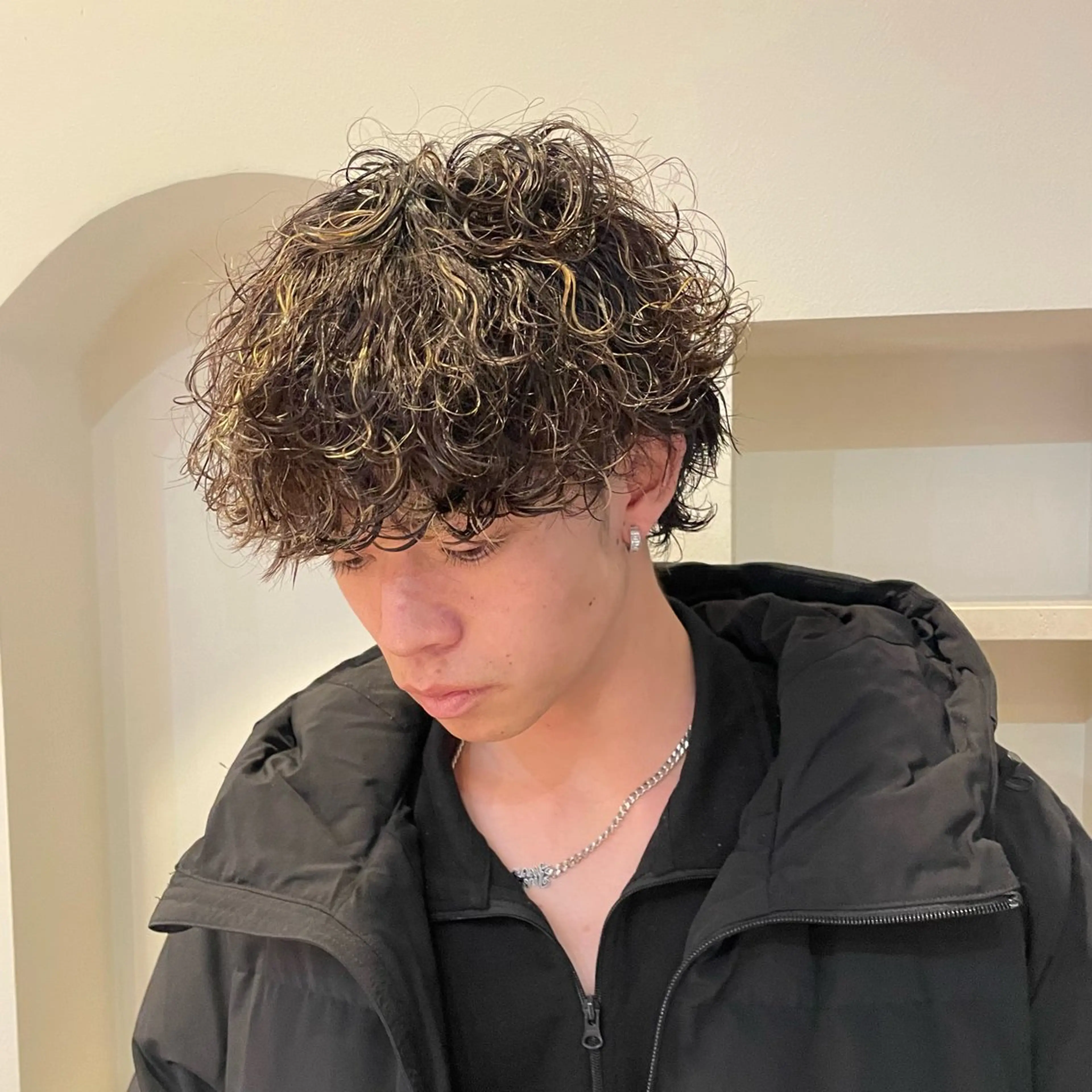 メンズ メンズパーマ 波巻きパーマ ヤスダ ホノカのヘアスタイル