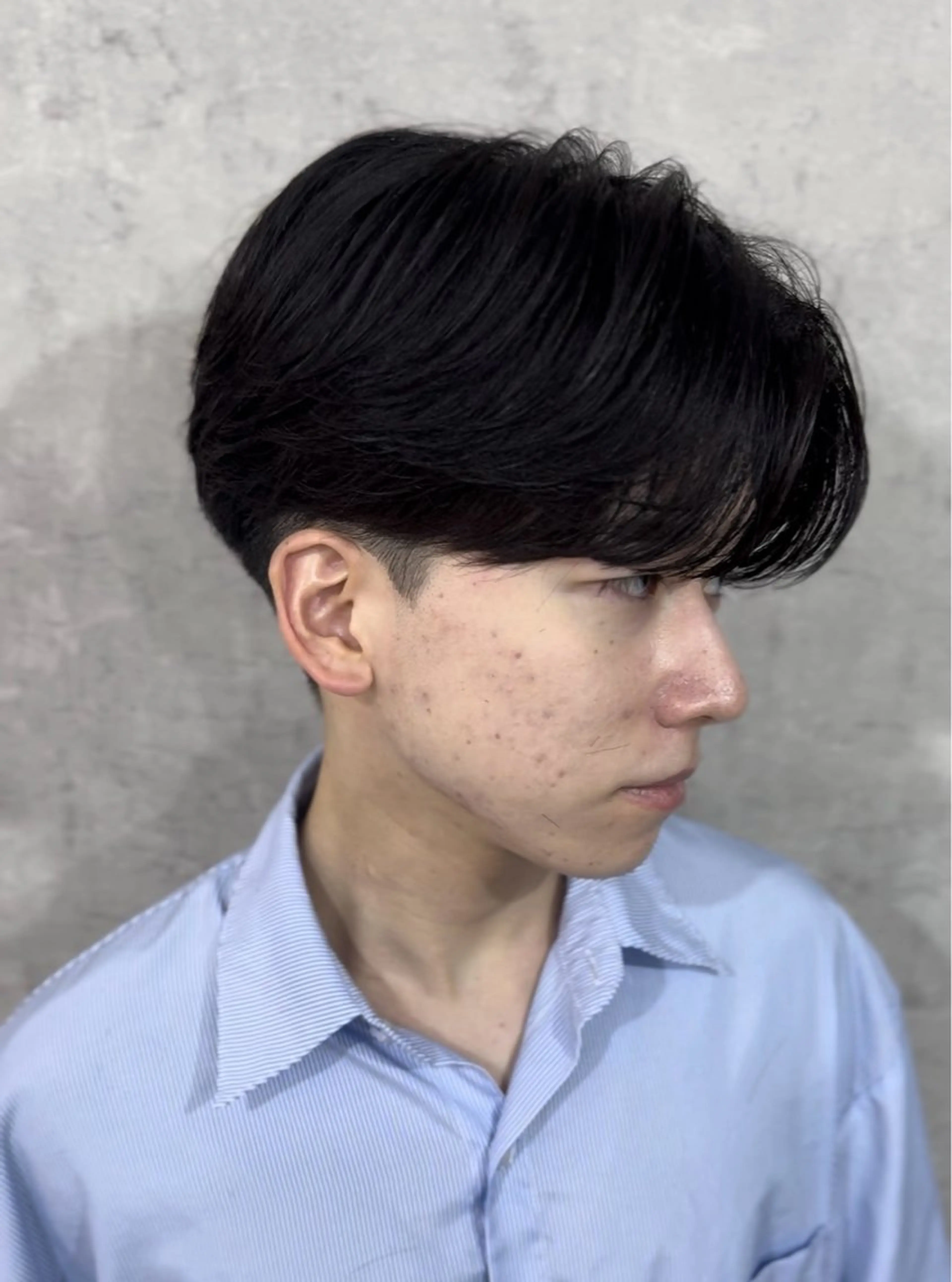ショート カラー パーマ メンズ センターパート ダウンパーマ カルマパーマ メンズパーマ ニュアンスパーマ カット パーマ トリートメント ヘアセット 森下 佑大のヘアスタイル