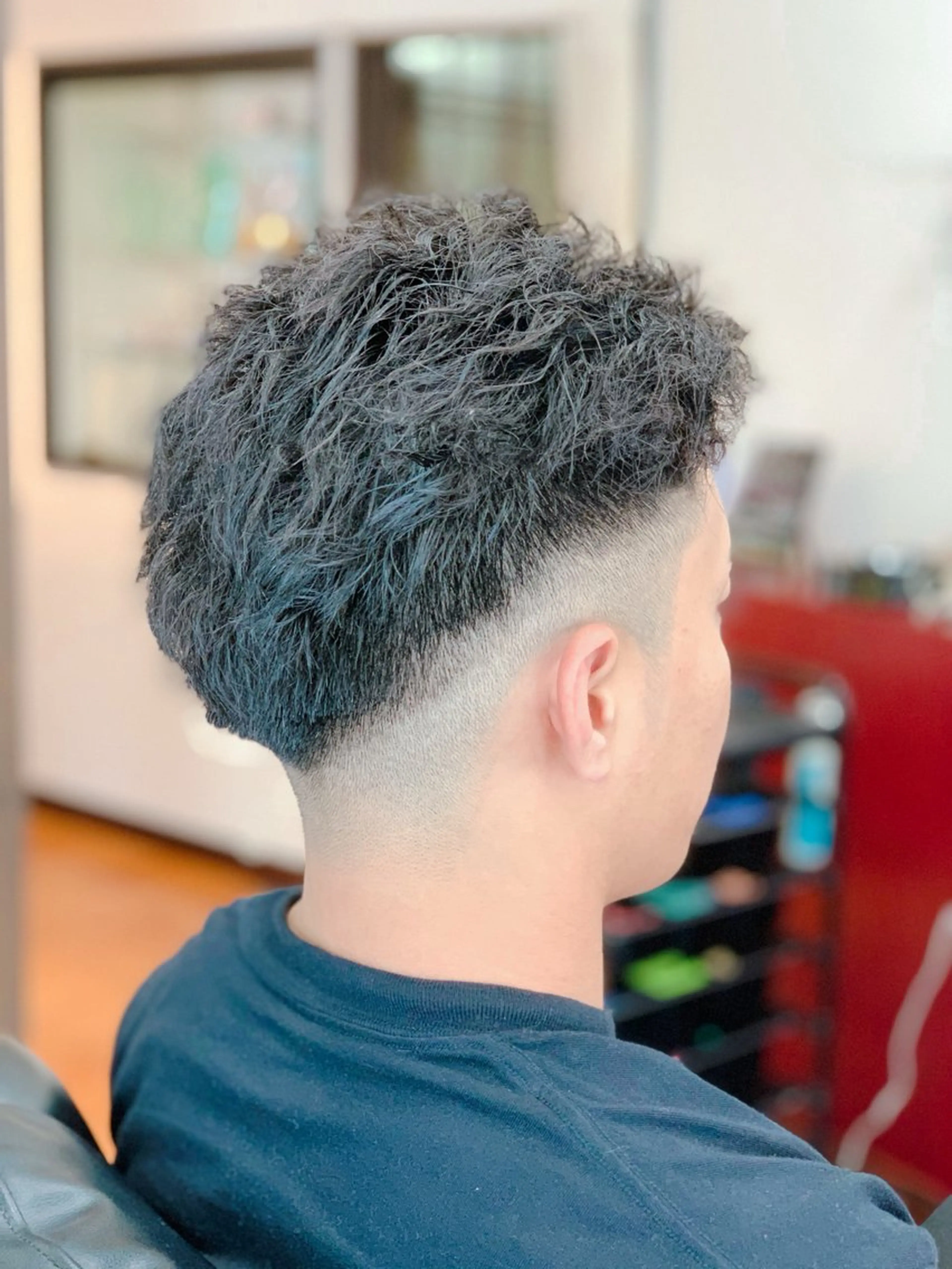 ショート パーマ メンズ フェードカット メンズパーマ スキンフェード 早川 太貴のヘアスタイル