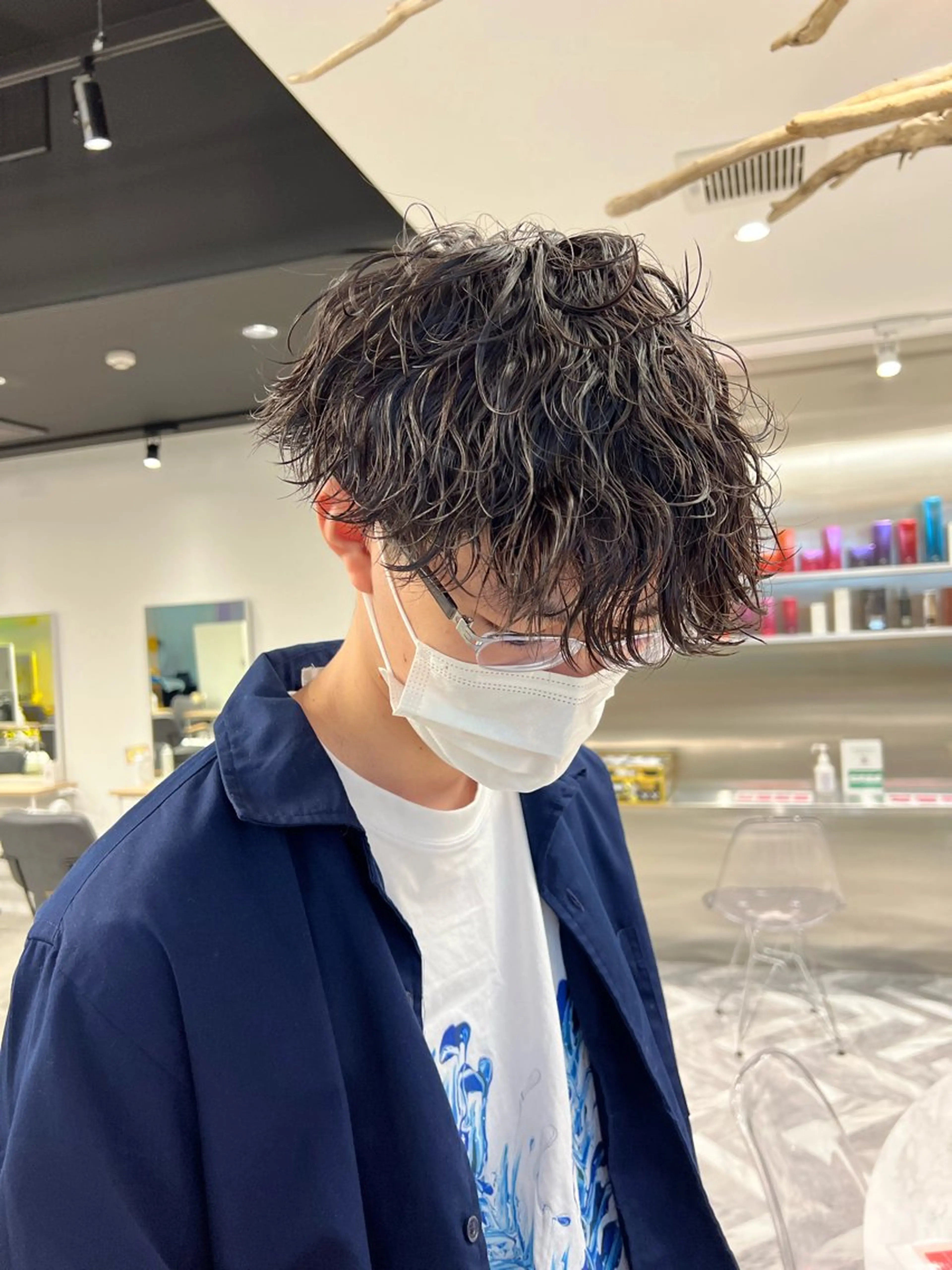 ショート カラー パーマ メンズ メンズパーマ メンズツイストパーマ 波巻きパーマ スパイラルパーマ ツイストパーマ カット パーマ フェザーショート⚡️ REONのヘアスタイル