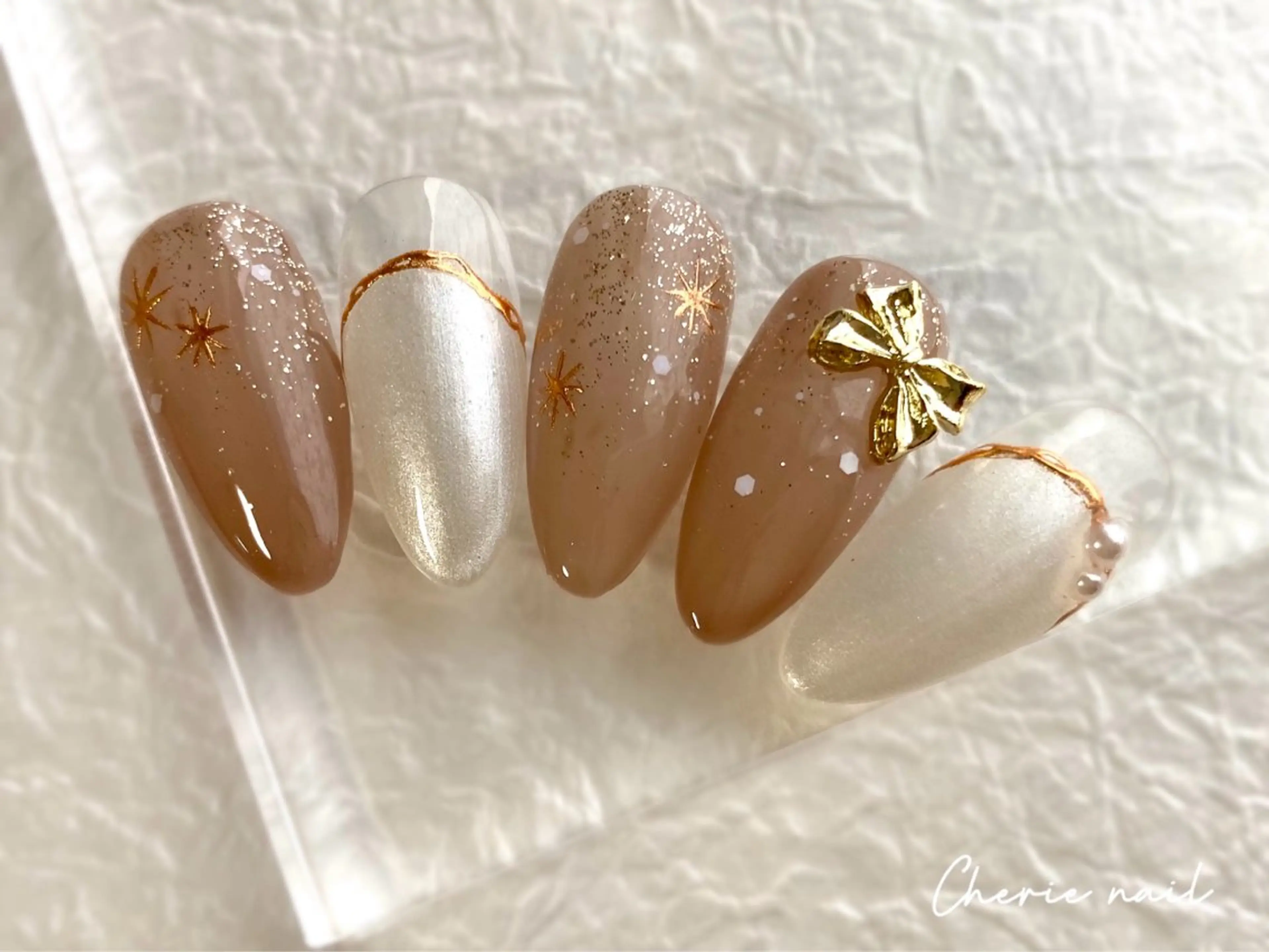 ネイル ジェルネイル ミラーネイル リボン ホワイト 冬ネイル ハンドネイル Cherienail yunaのネイルデザイン