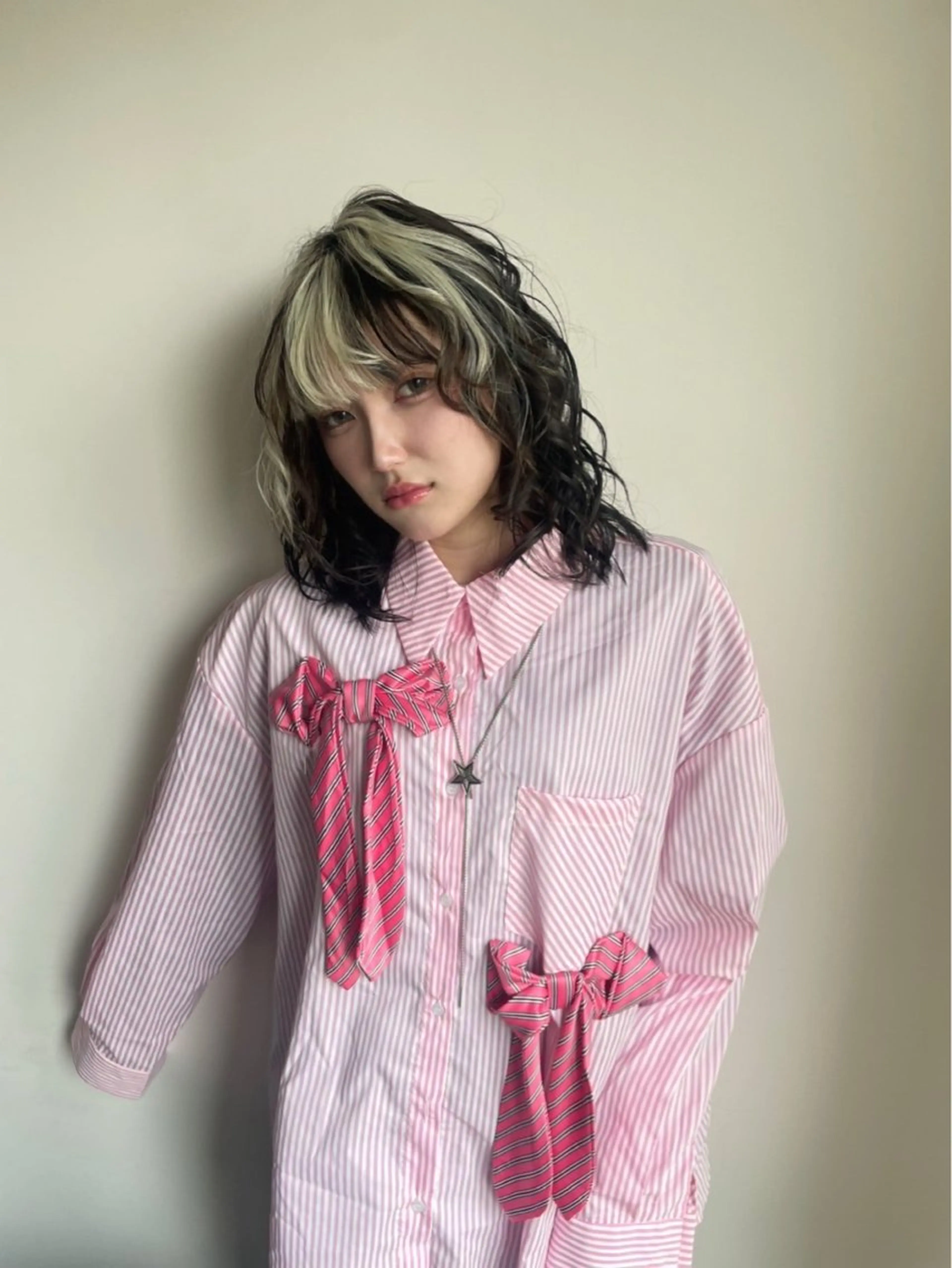 ミディアム カット ヘアセット 鈴木瑛里／ブロンド ベージュ／男女のヘアスタイル