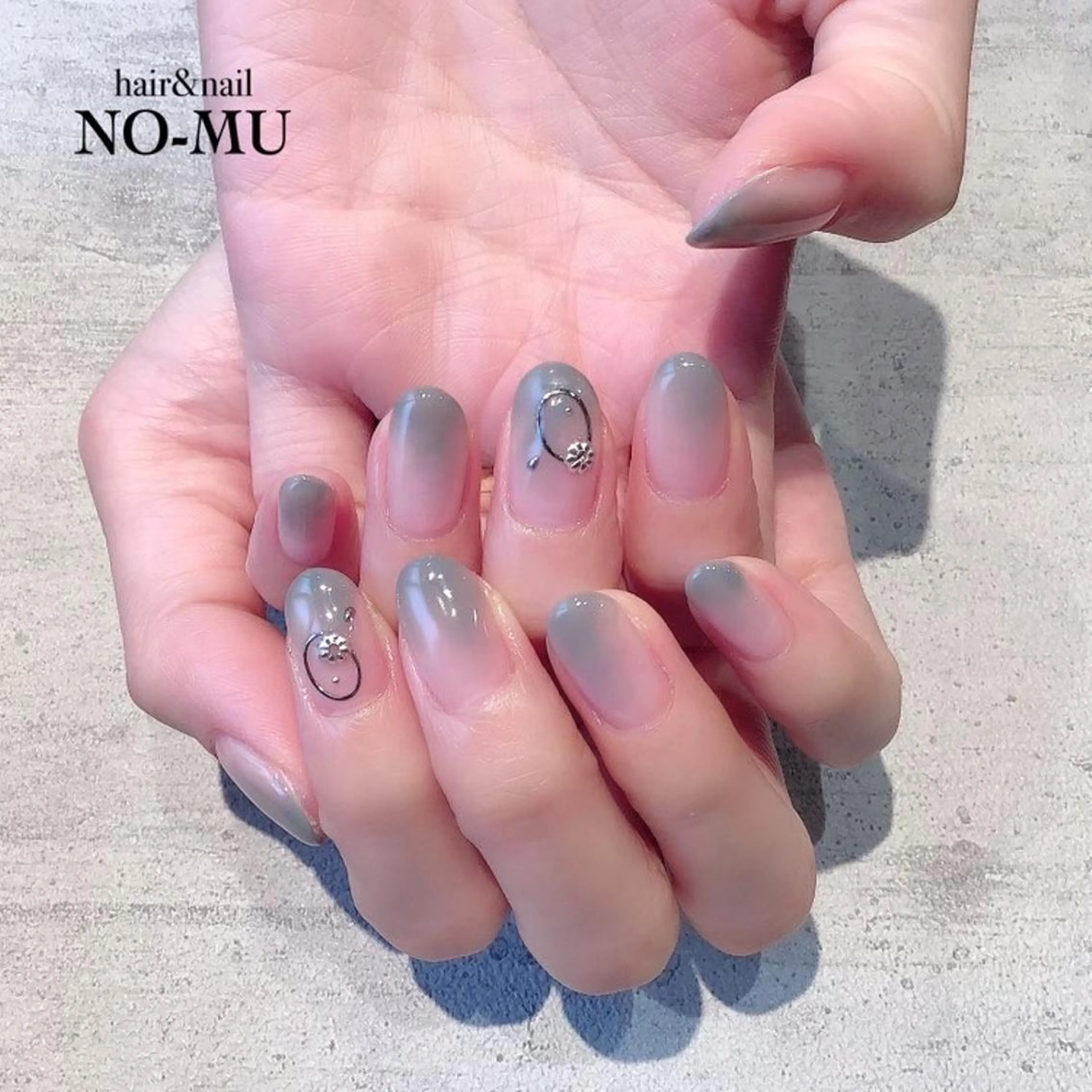 ネイル グラデーション ストーンネイル hair&nail NO-MU所属・hair&nail NO-MUのネイルデザイン