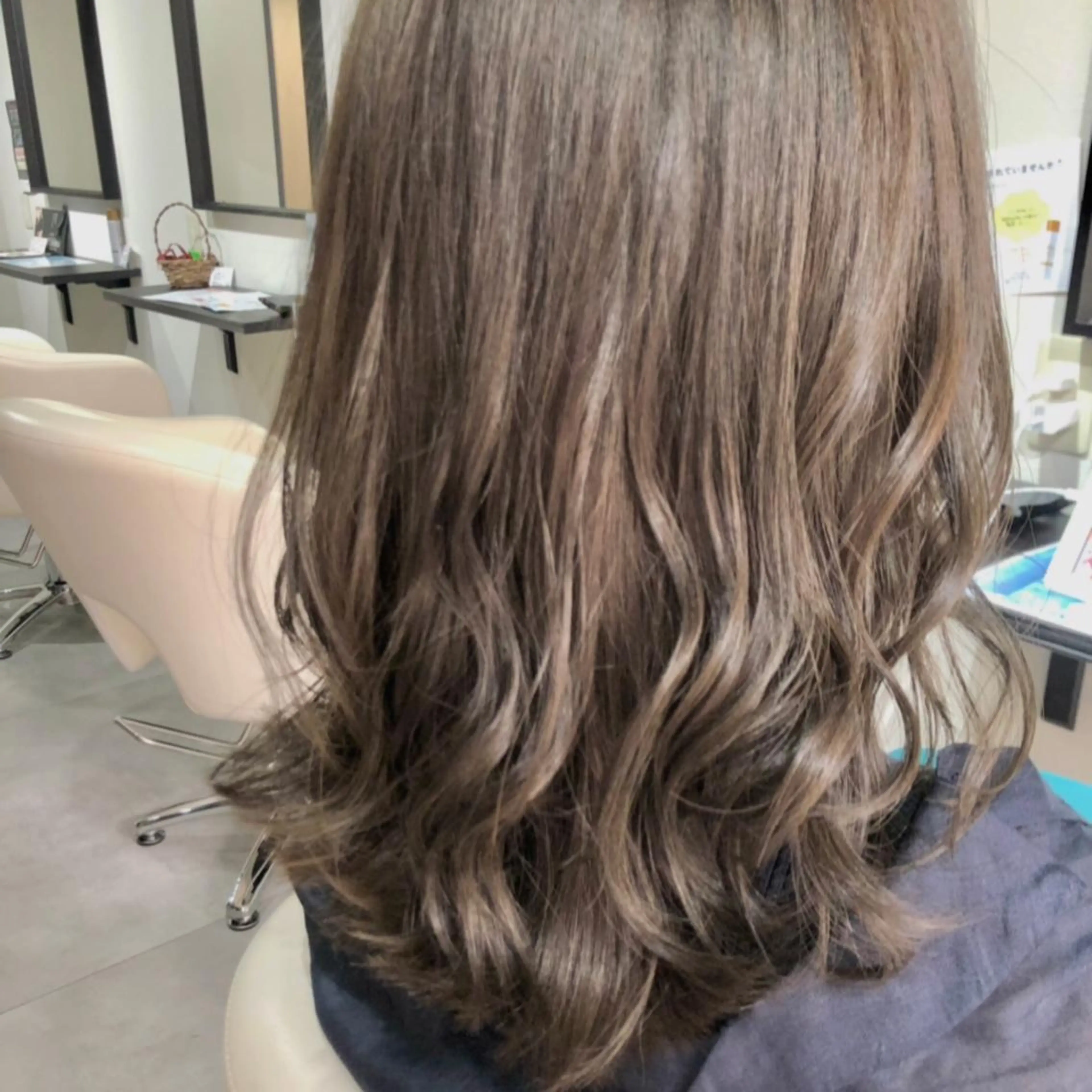 ミディアム カラー シェアハピ ヤマモトのヘアスタイル