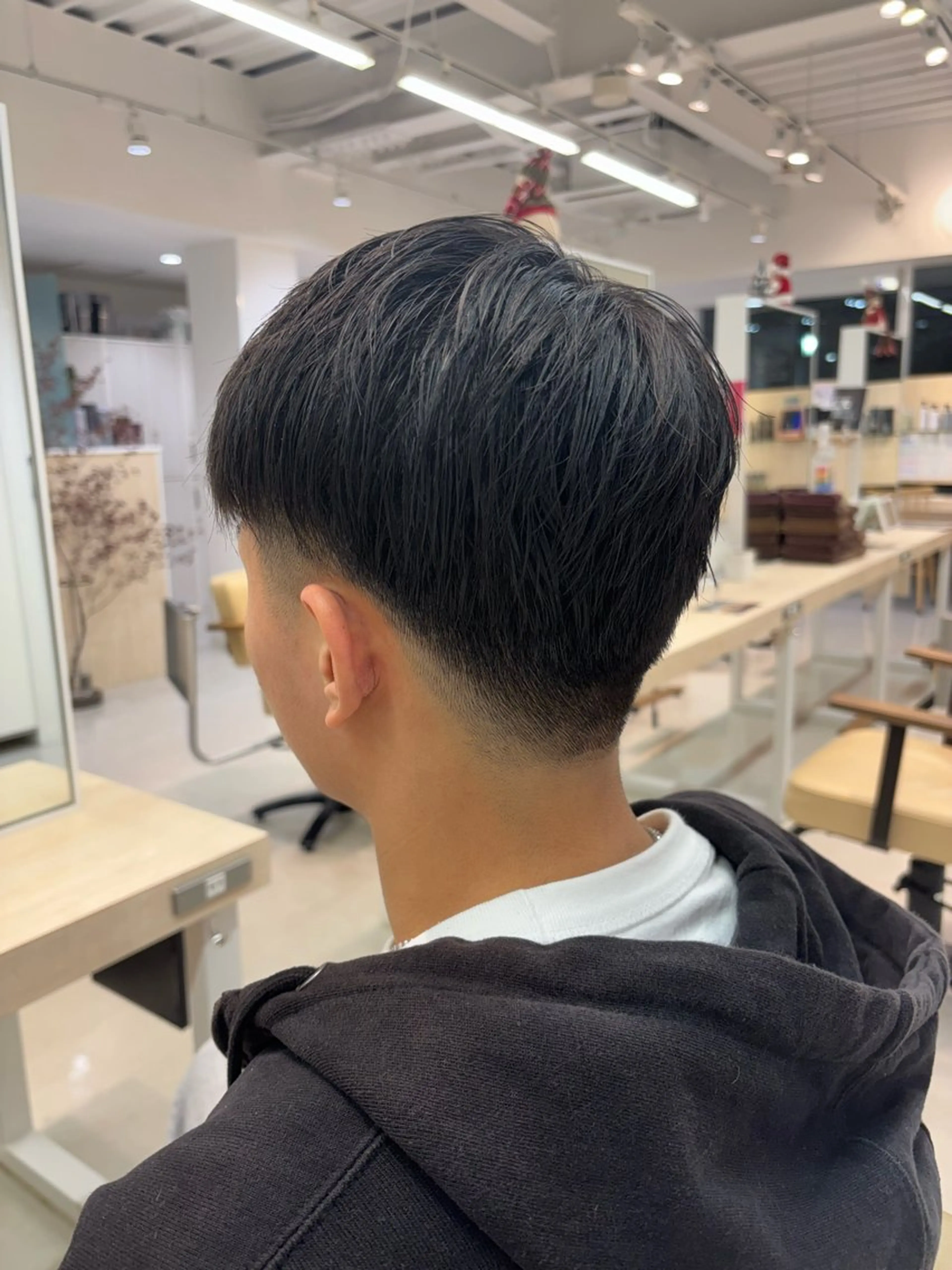 メンズ ビジネス フェードカット マッシュ スキンフェード ツーブロック カット ニュアンスパーマ/ フェザー/マッシュのヘアスタイル