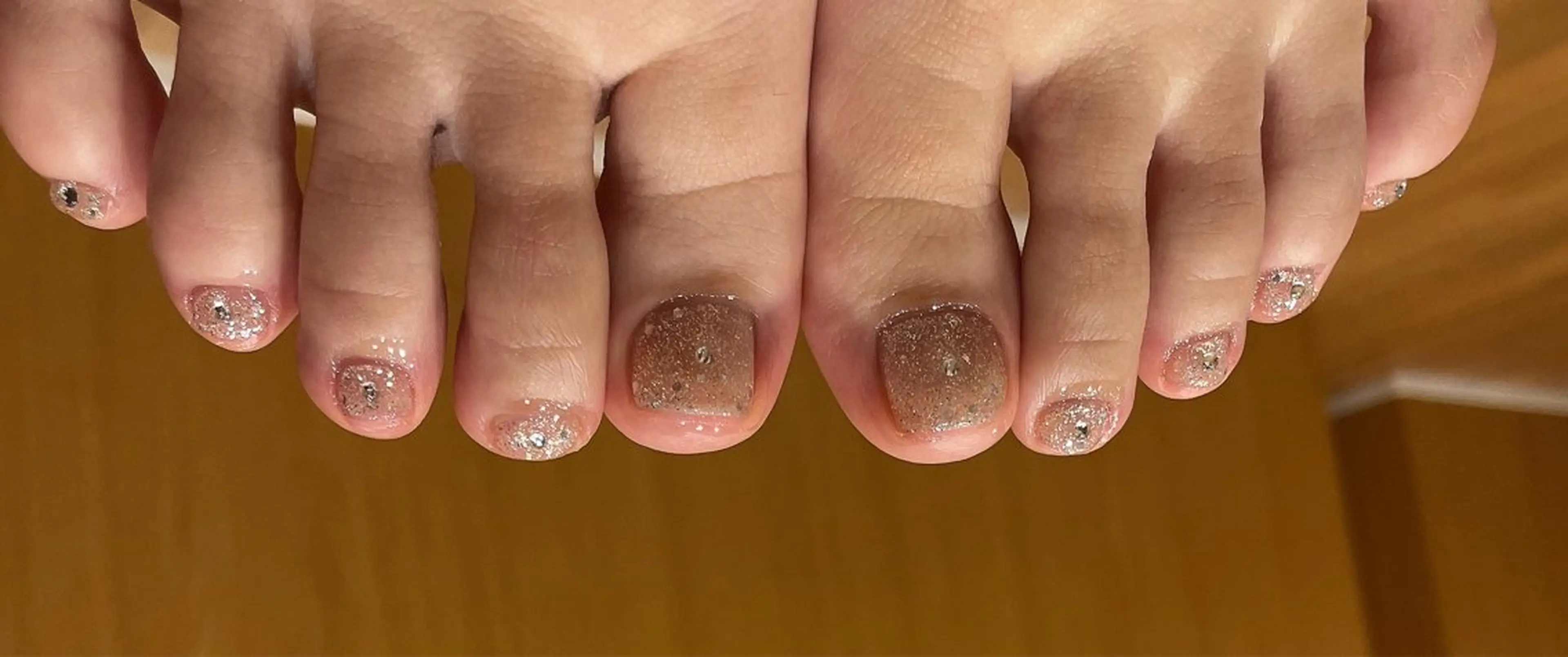 ネイル ラメ(グリッター) ストーンネイル フットネイル liberté🫧 新小岩のネイルデザイン