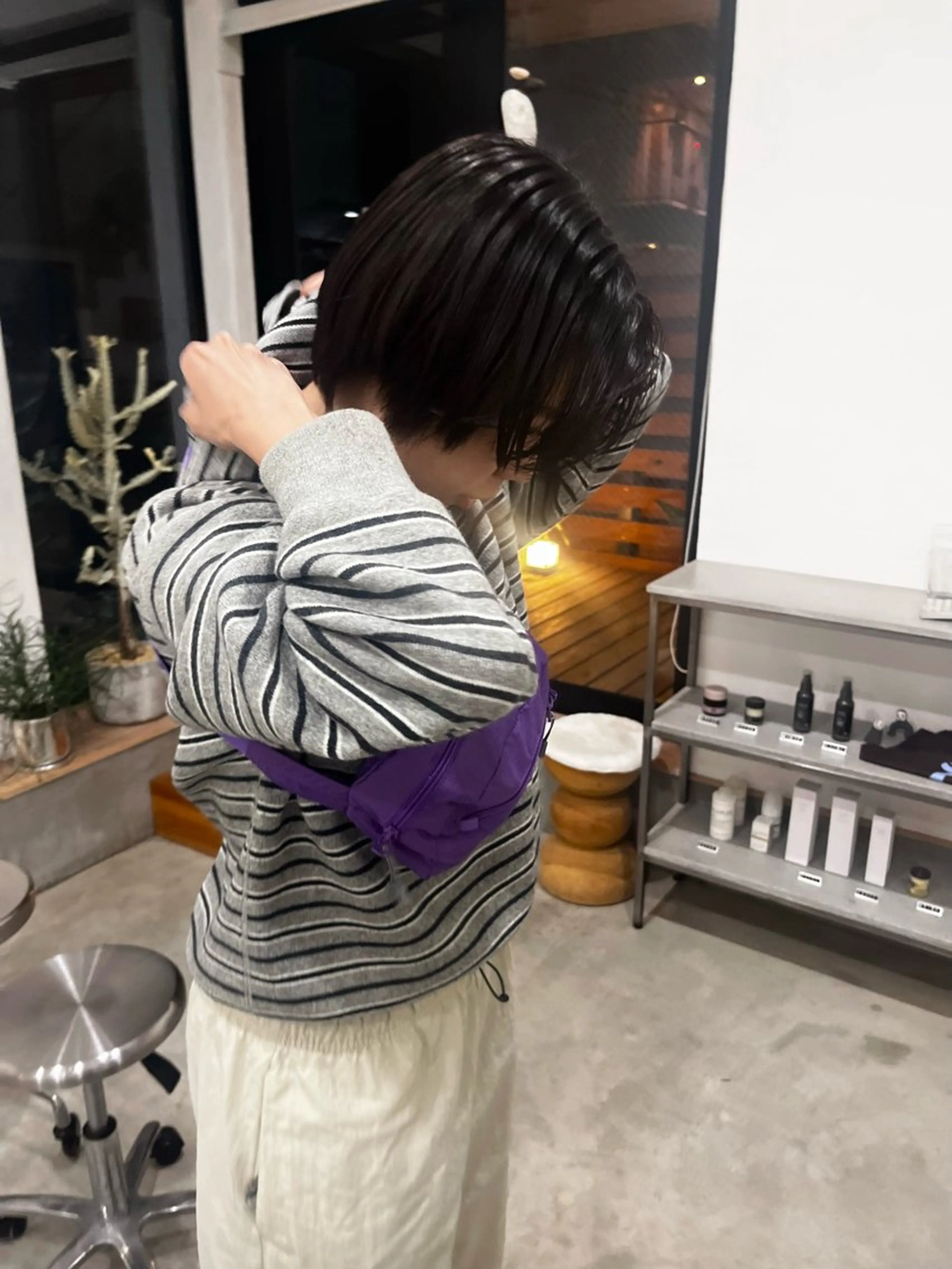 カラー アッシュ 黒髪 ブリーチ 透明感カラー シルバー ヘアカラー 鈴木 翠桜のヘアスタイル