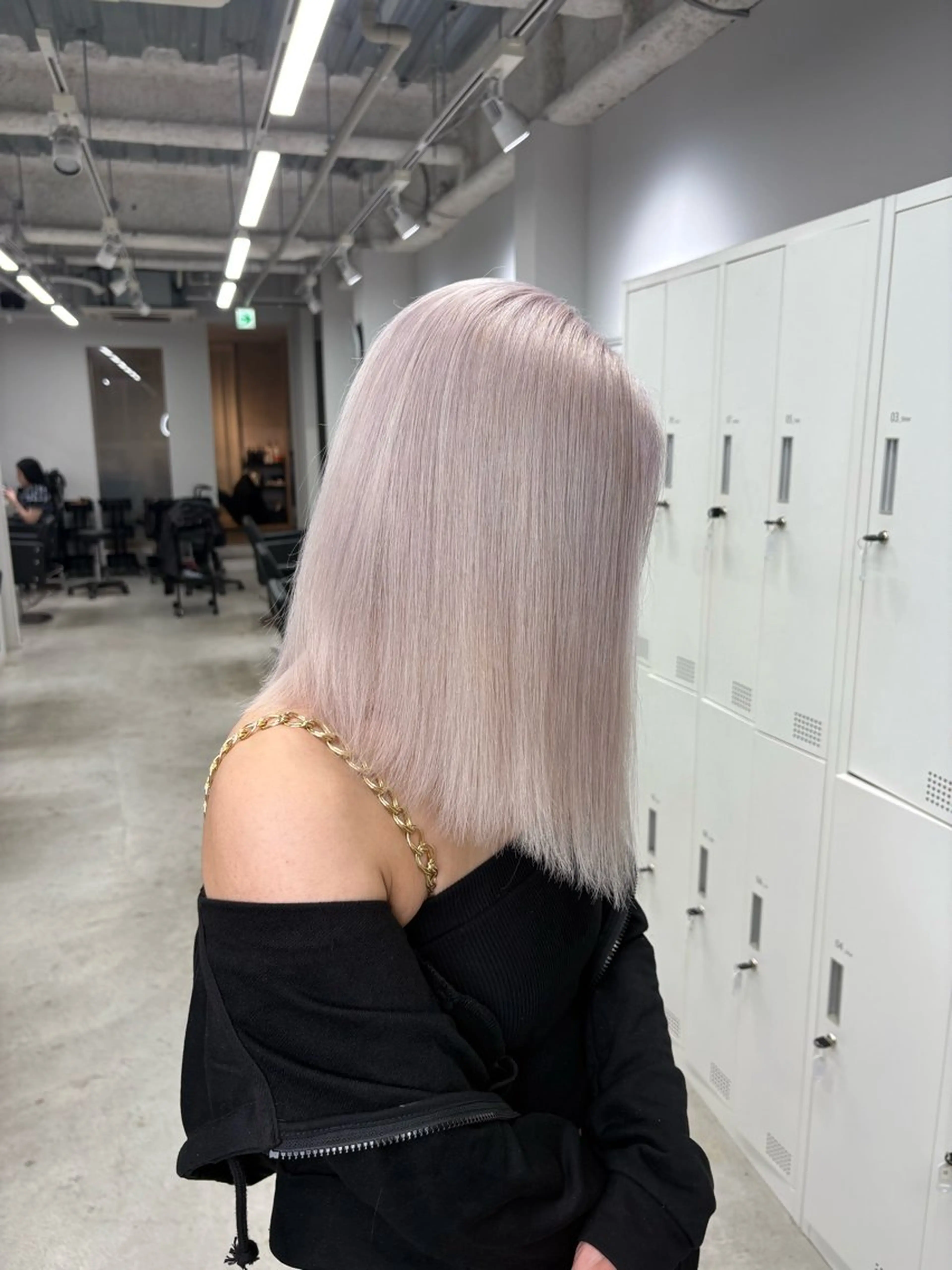 ミディアム カラー noa 寒色系カラーブリーチのヘアスタイル