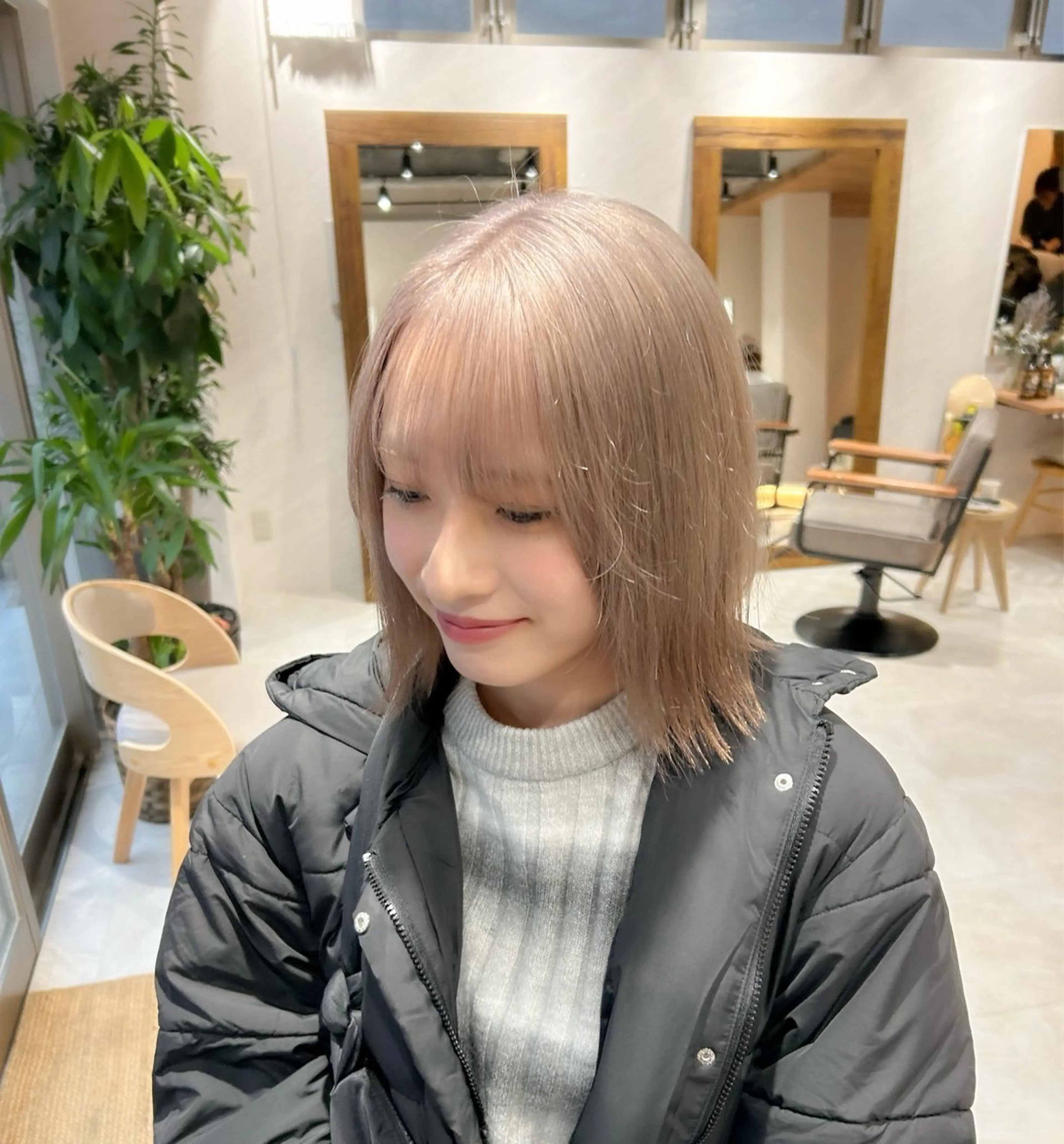 セミロング カラー ベージュカラー ブリーチ ミルクティーベージュ 🎀レイヤー・艶カラ ー🎀YUMEKAのヘアスタイル