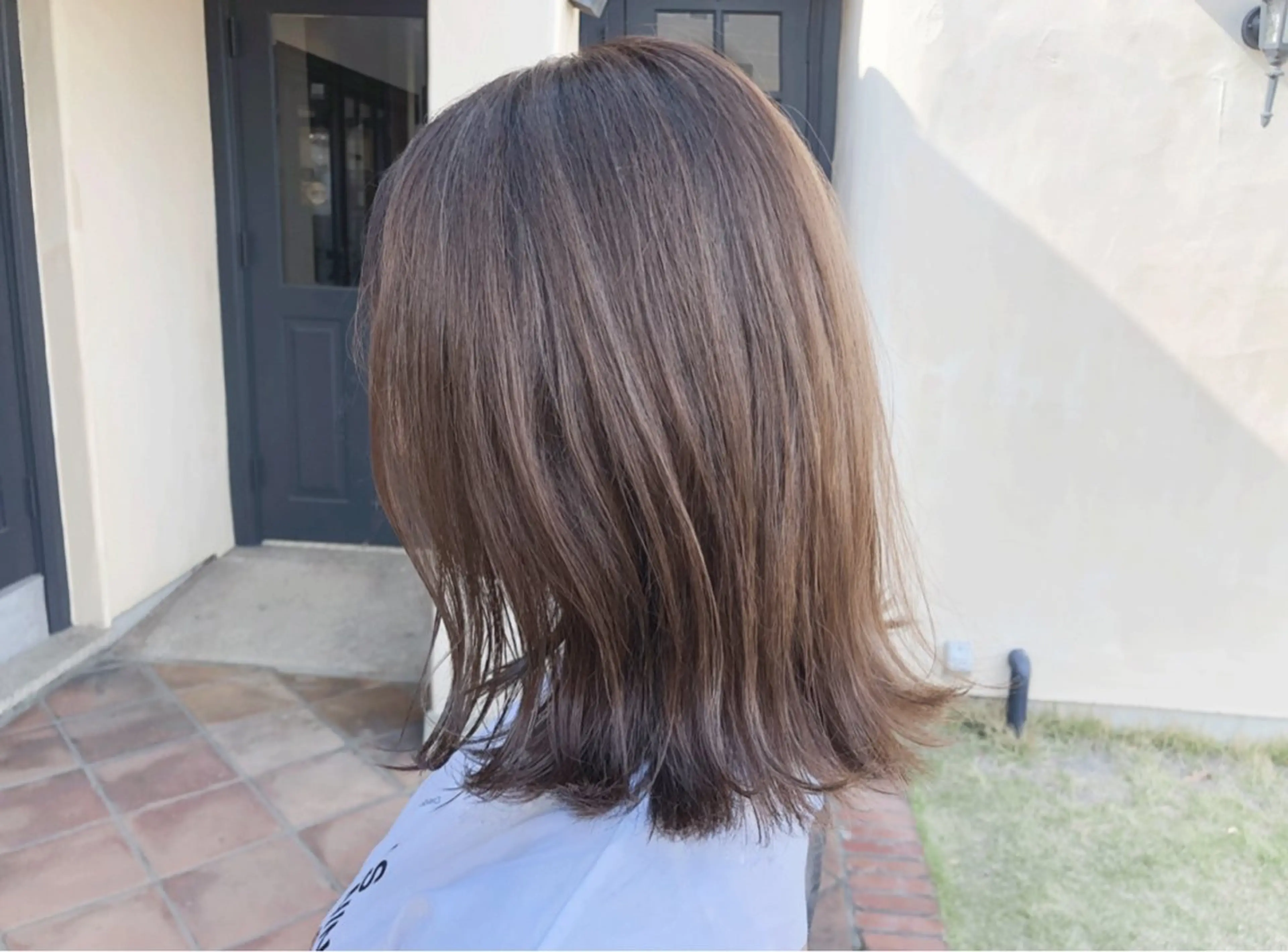 ミディアム 外ハネヘア レイヤー/蟹江/ くすみカラー/川口のヘアスタイル