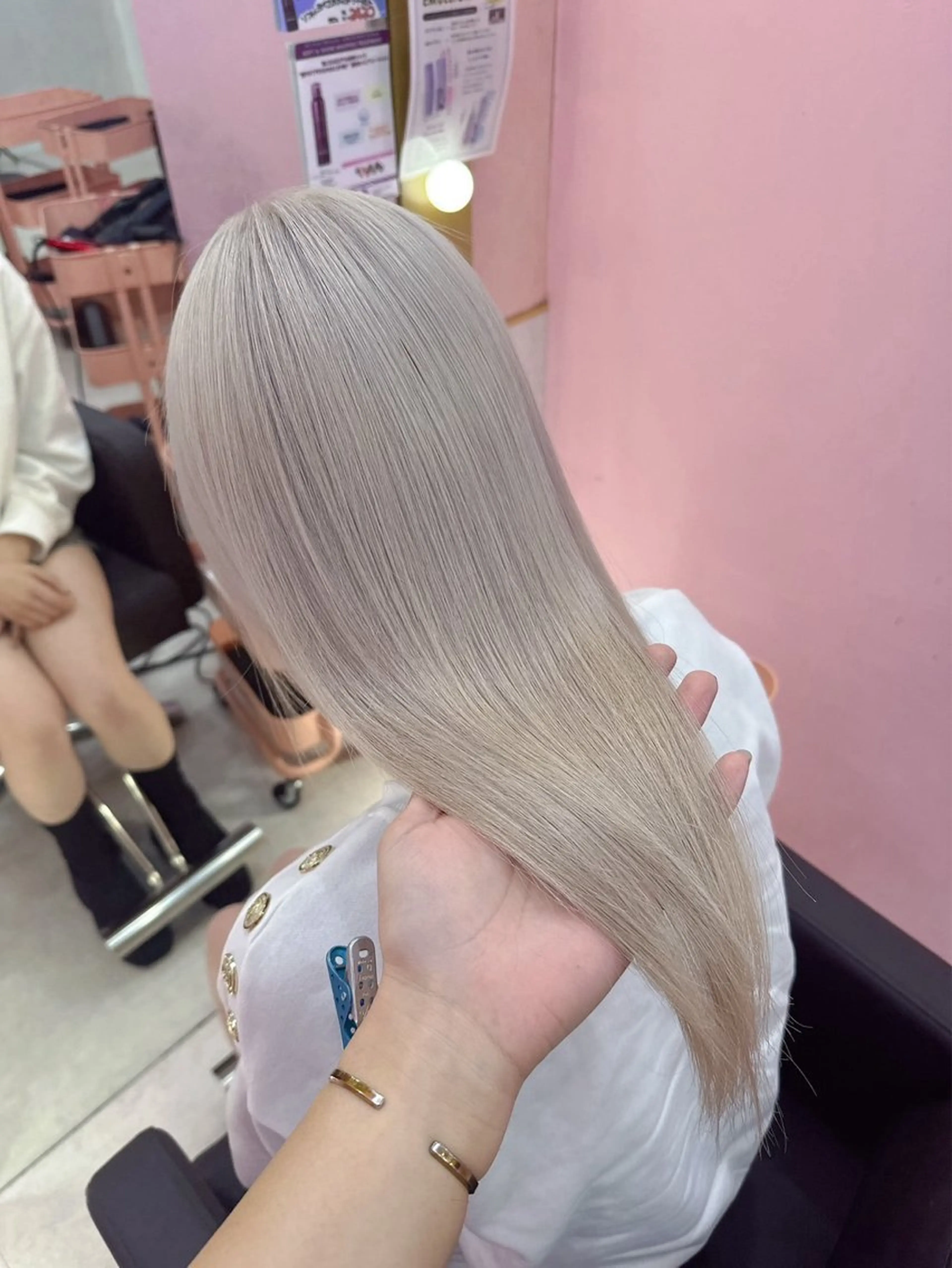 ミディアム カラー アッシュ アッシュグレー ベージュカラー ブリーチ ブロンド ヘアカラー トリートメント 【美髪ハイトーン】 髪質改善/大和🎀のヘアスタイル