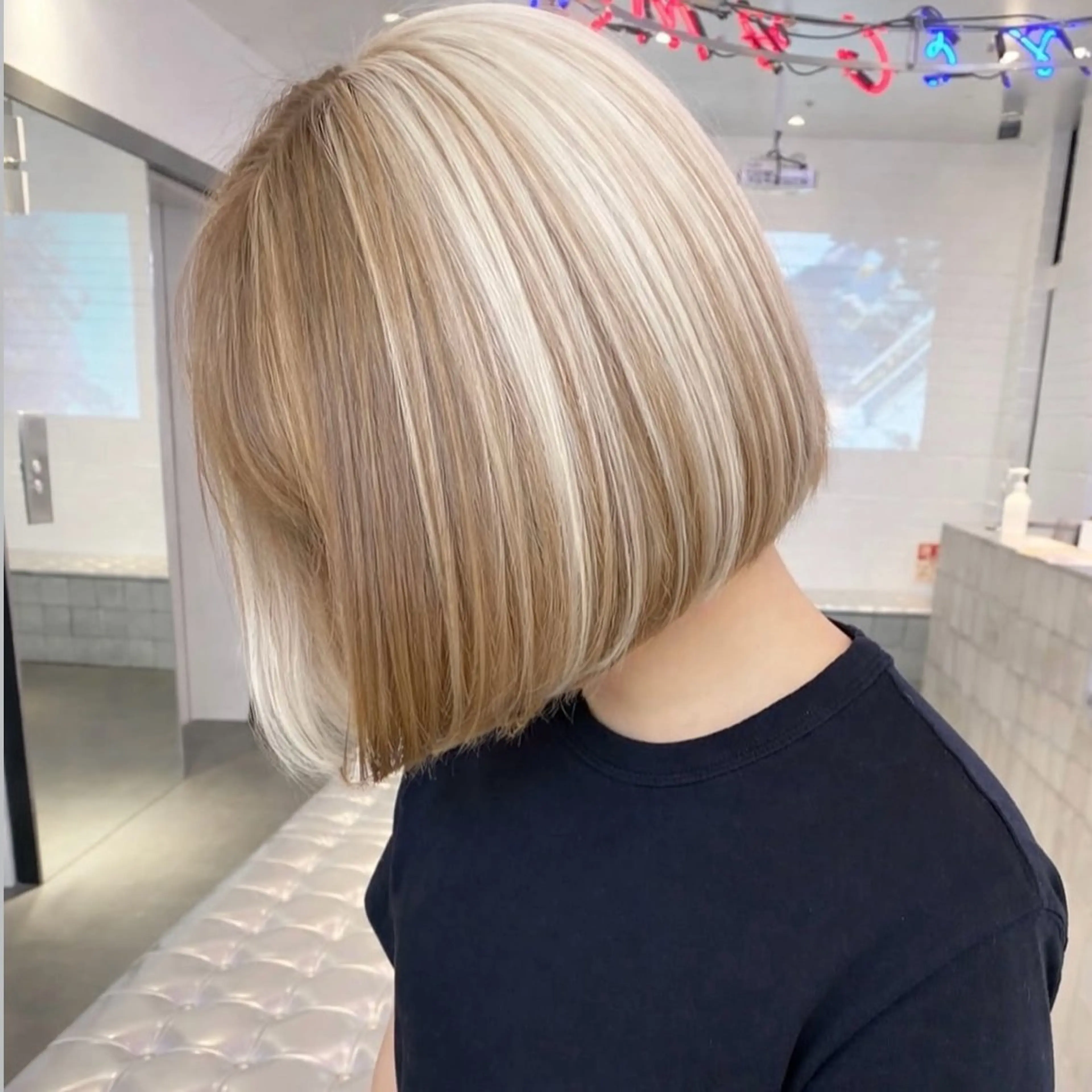 ミディアム カラー ベージュカラー ホワイトベージュ カット ヘアカラー 🎨ハイトーン/ 切りっぱなし みつきのヘアスタイル