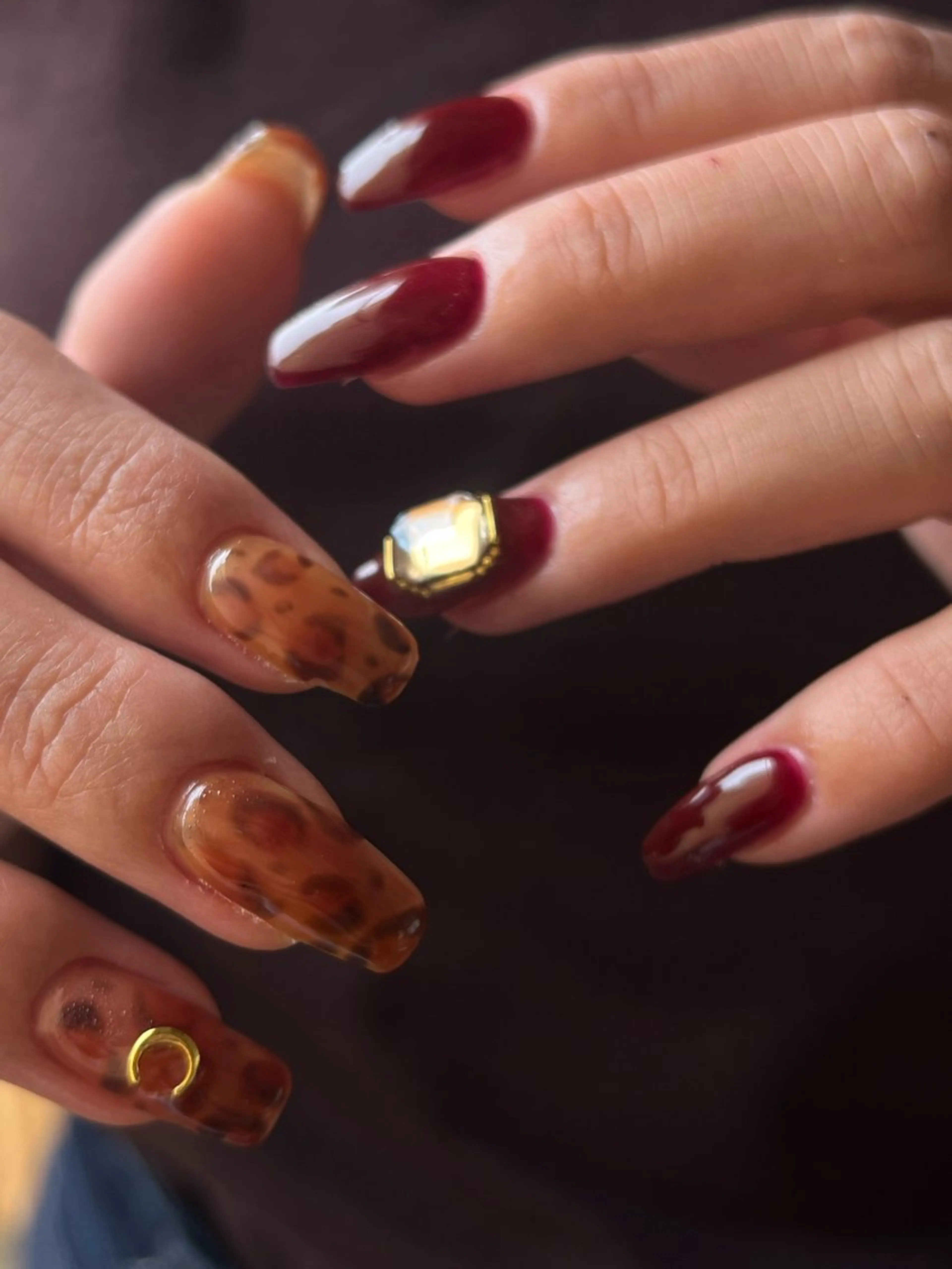 ネイル ゴールド 赤色 ハンドネイル フットネイル butter flowerのネイルデザイン