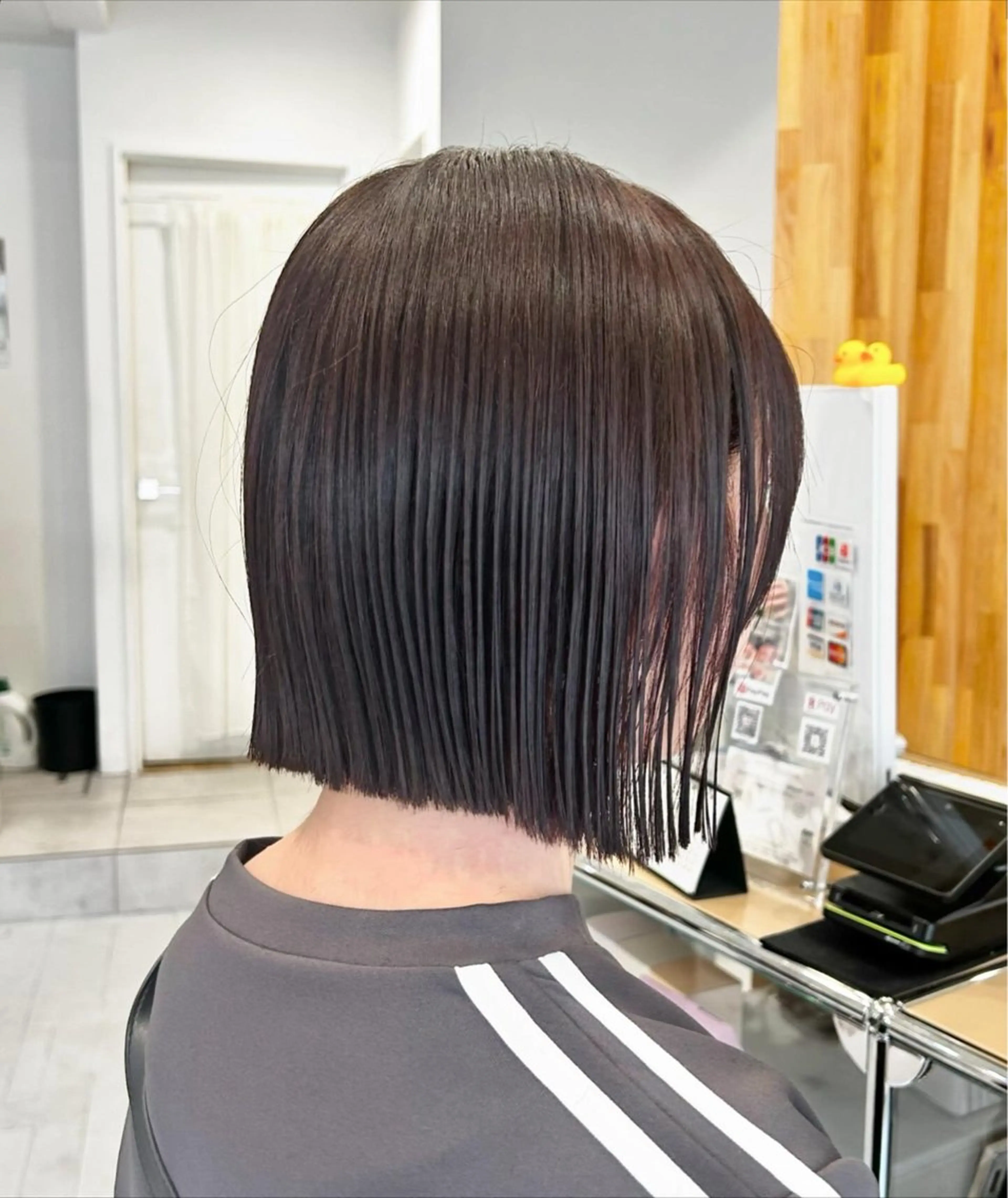 ショート カラー カット ヘアカラー 縮毛矯正 トリートメント ぱつっとボブ/ 小野あかねのヘアスタイル