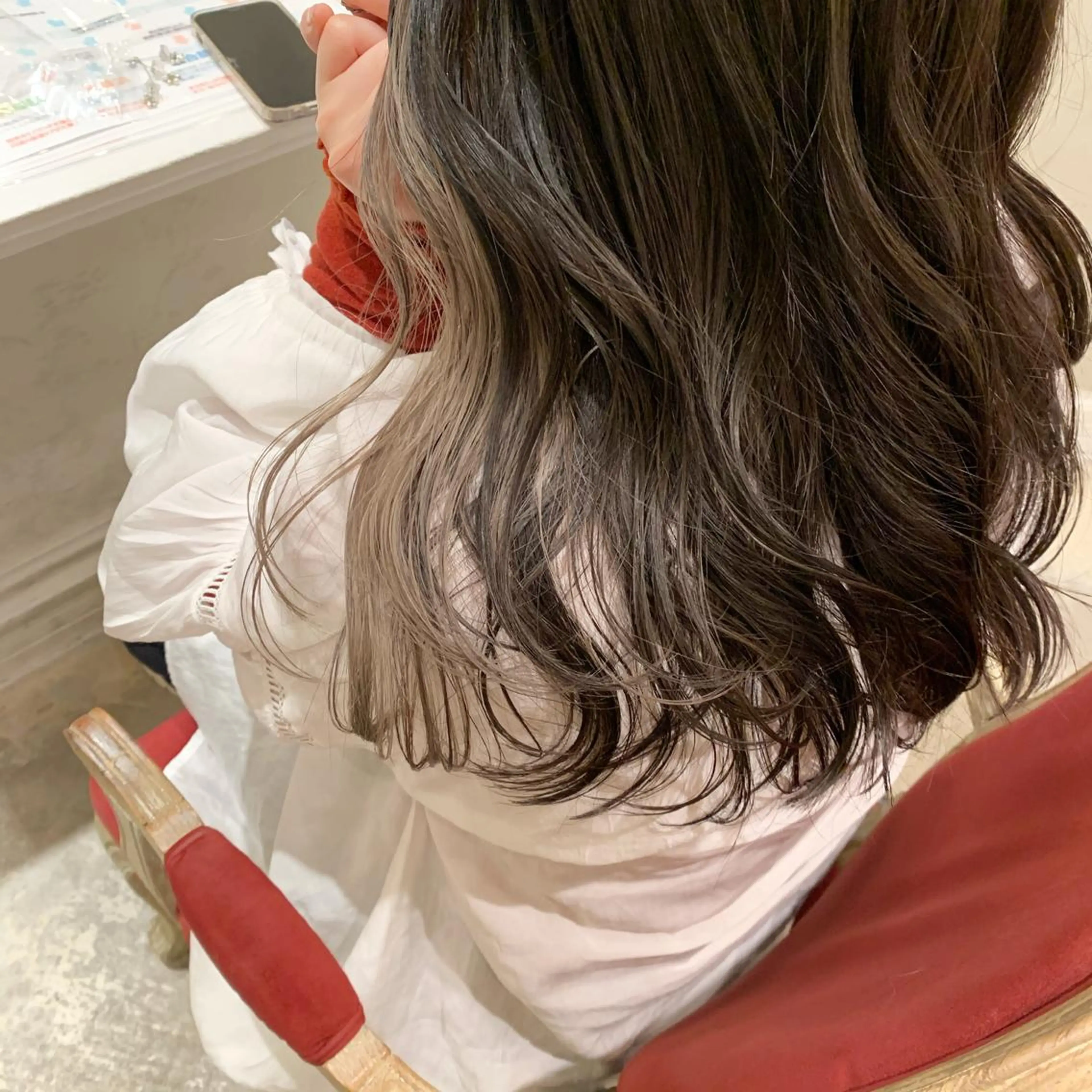 ロング カラー SAKINO． ベージュカラーのヘアスタイル