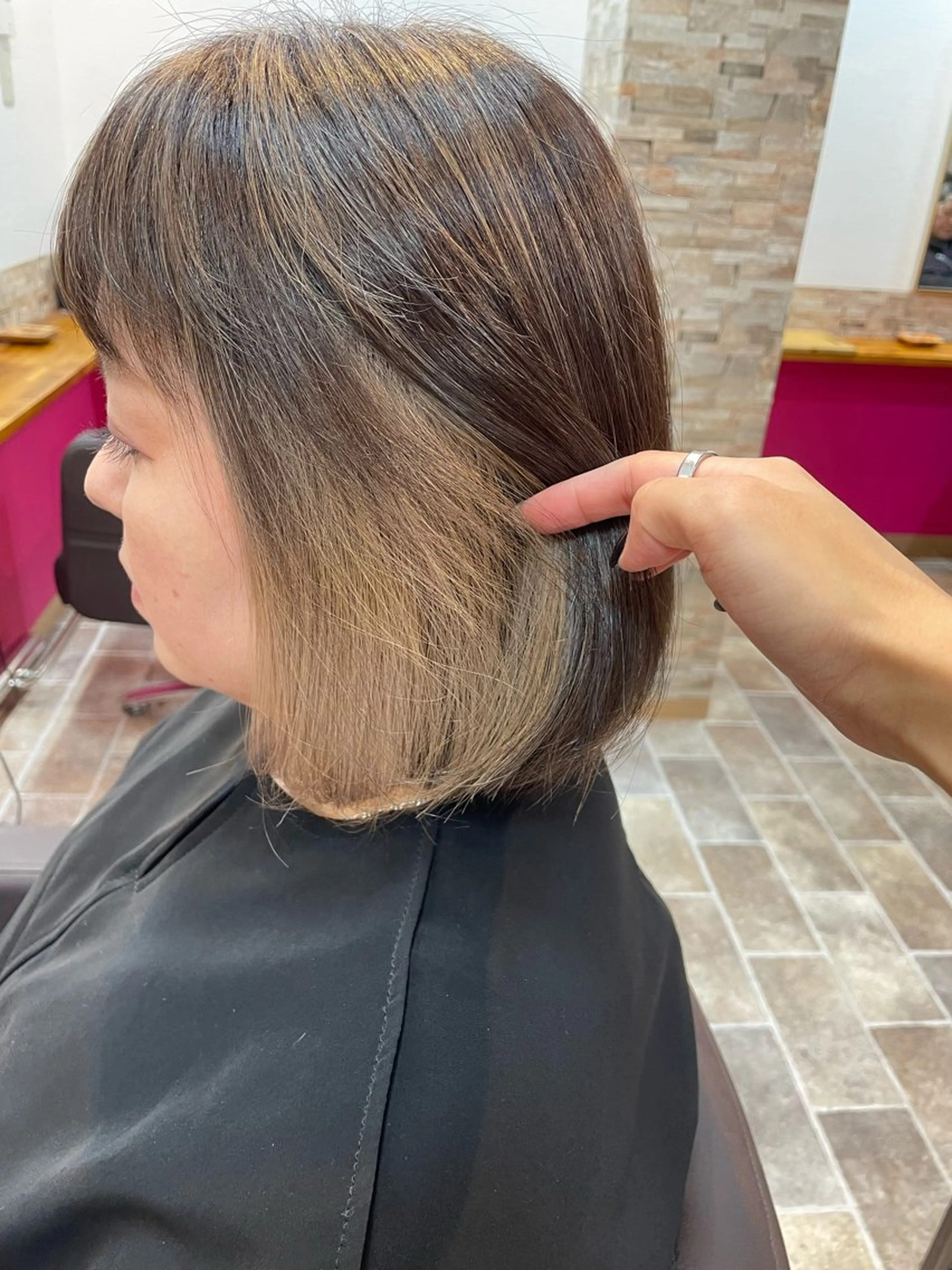 ミディアム カラー イヤリングカラー ハイライトカラー ハイライト カット ヘアカラー トリートメント YUI/ ブリーチカラー🌷のヘアスタイル