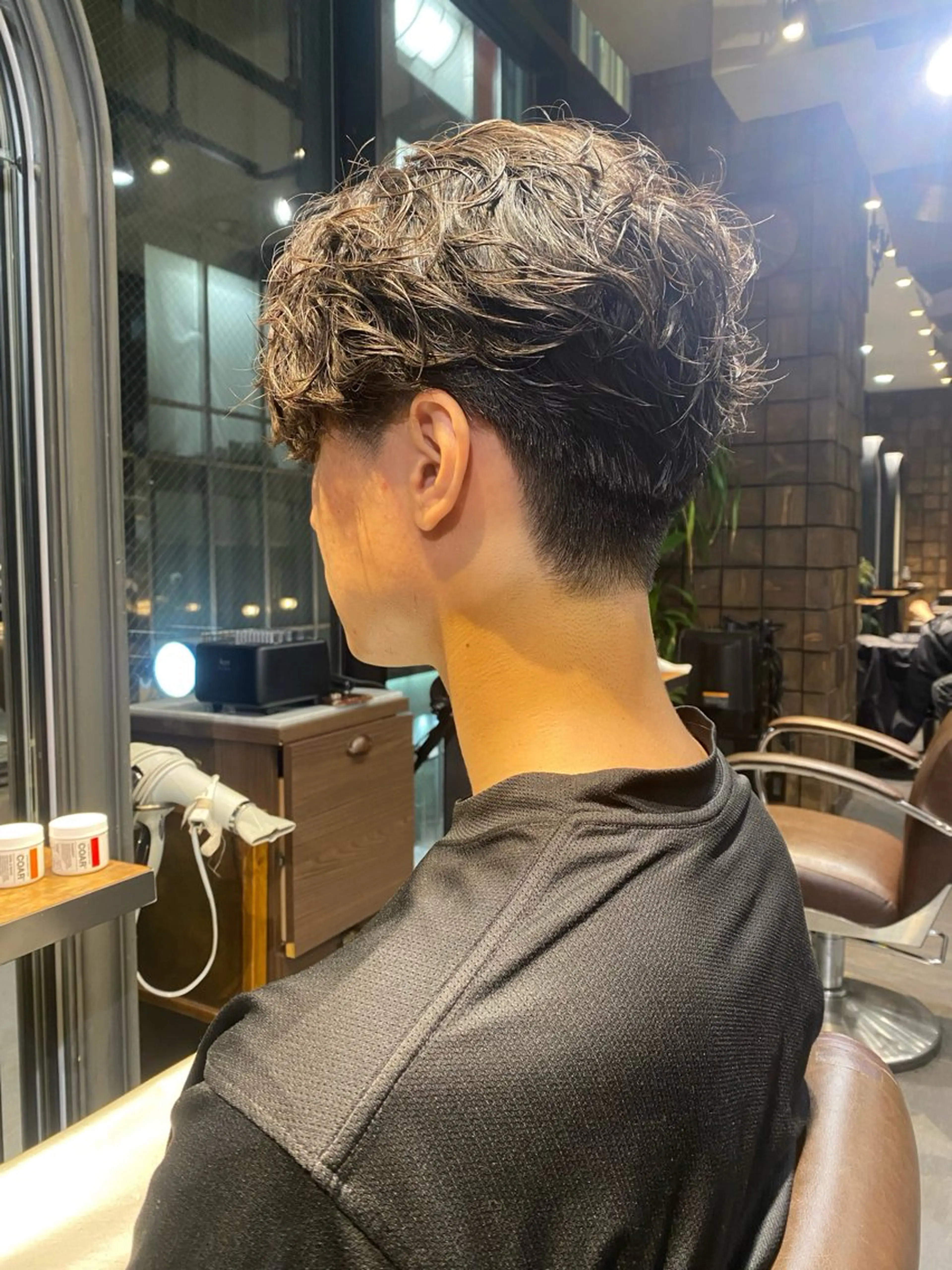 ショート パーマ メンズ センターパート フェザーパーマ メンズパーマ 韓国ヘア/ハイトーン /髪質改善/ウチダのヘアスタイル