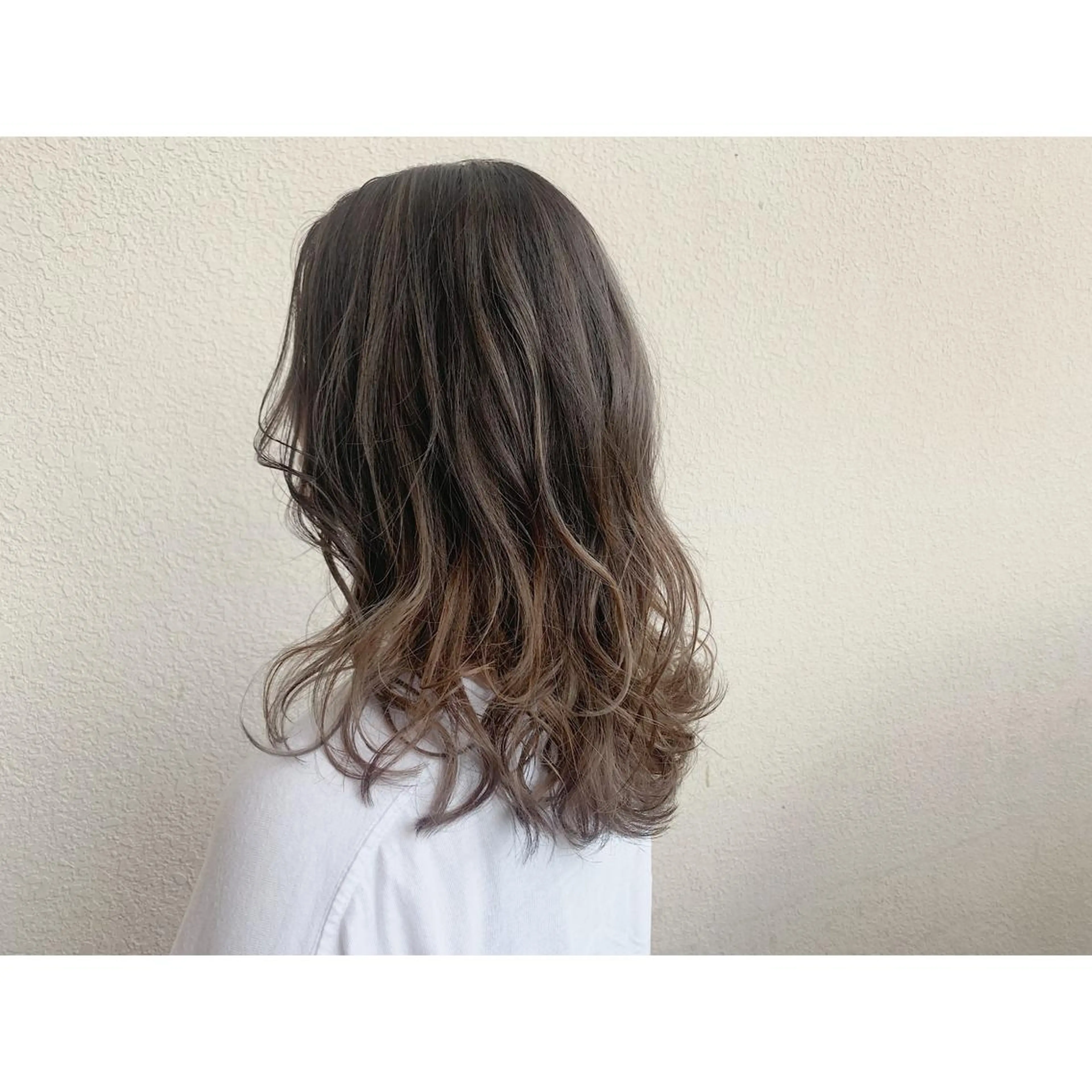 セミロング カラー アディクシーカラー アッシュ アッシュグレー グレージュ ハイライトカラー なかにし まゆみのヘアスタイル