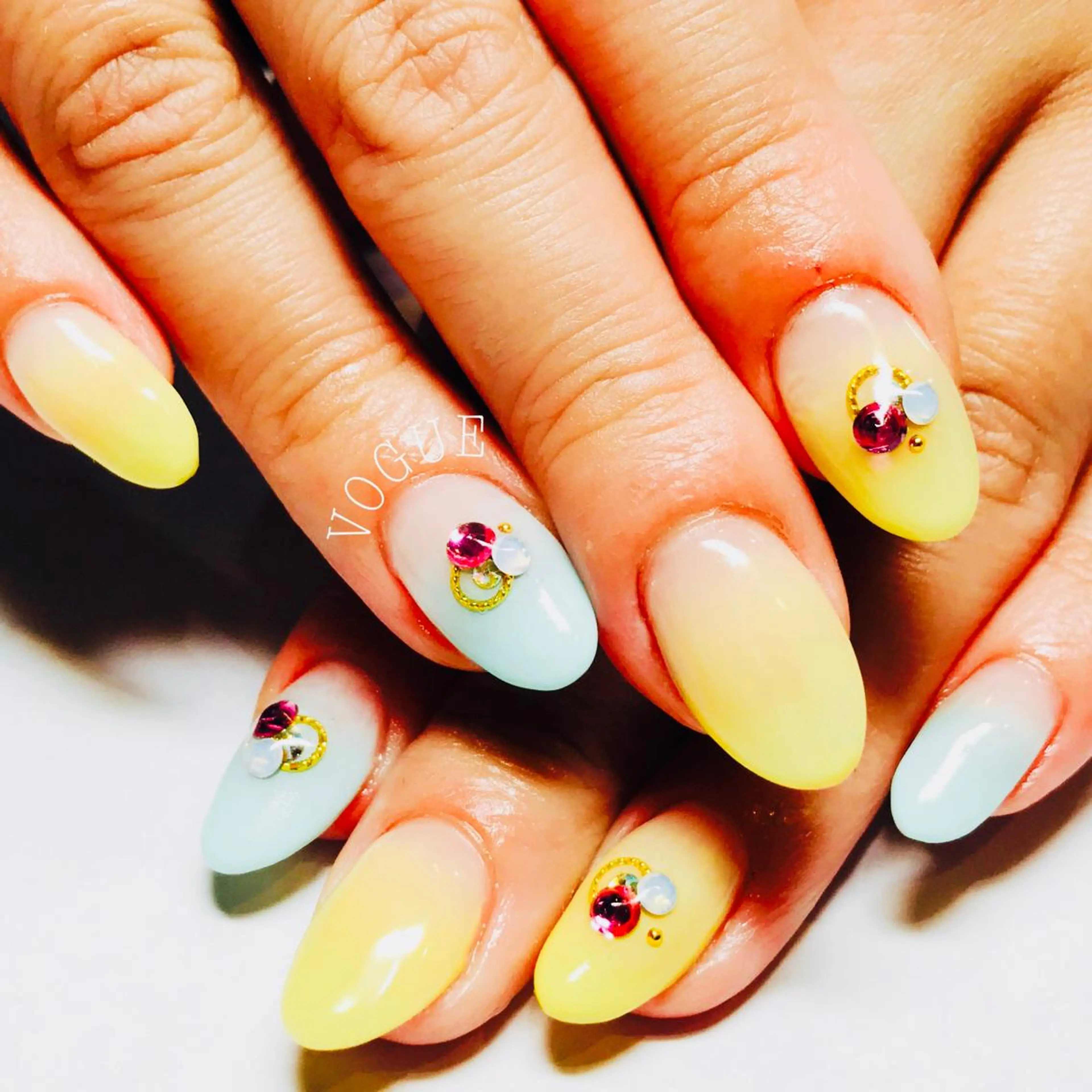 ネイル グラデーション ストーンネイル ハンドネイル VOGUE ×SWANのネイルデザイン