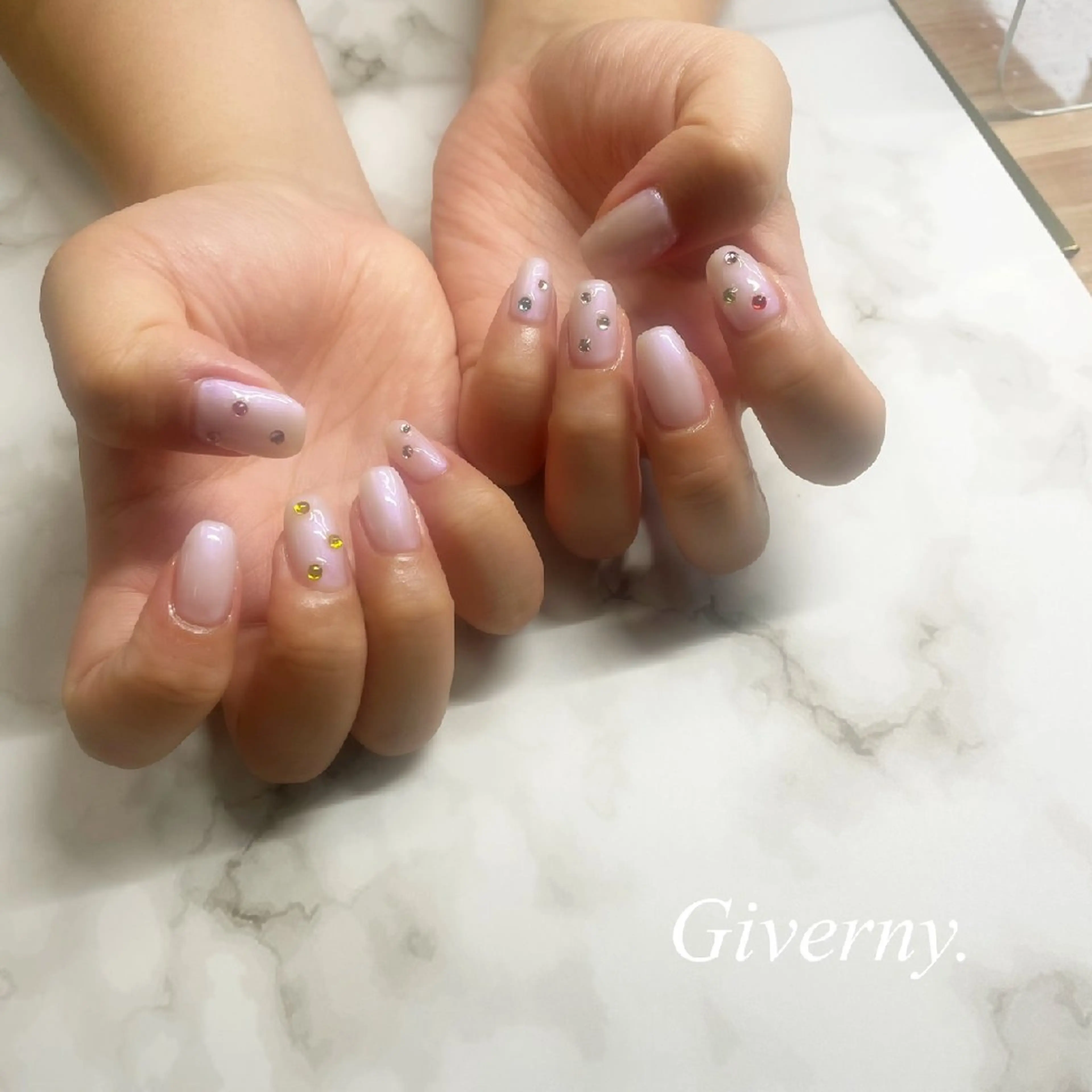 ネイル ホワイト ハンドネイル Giverny .のネイルデザイン